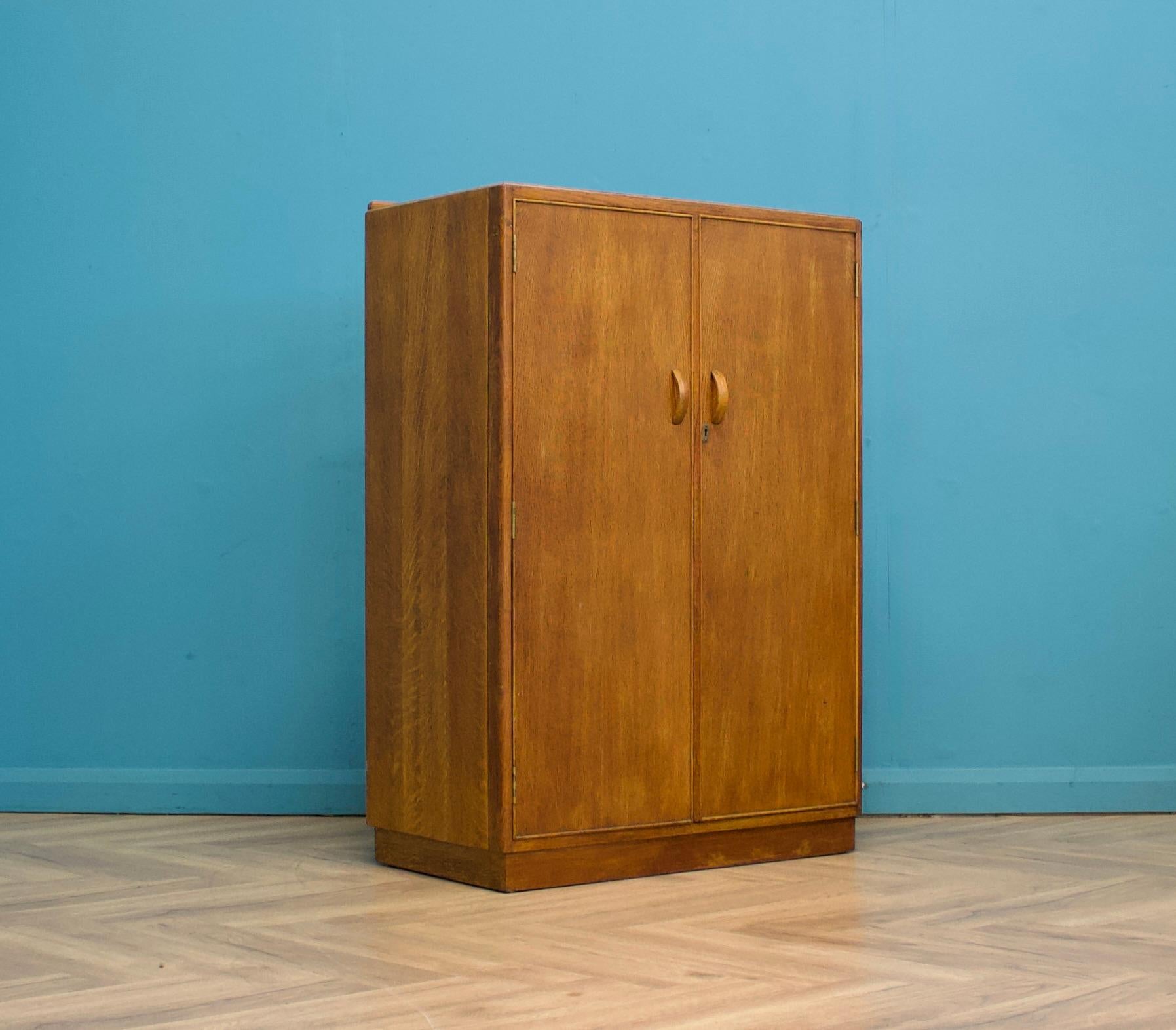 Armadio compactum in stile Art Deco vintage di Austinsuite, anni '50 circa.

All'interno, è dotata di un appendiabiti e di scaffali.