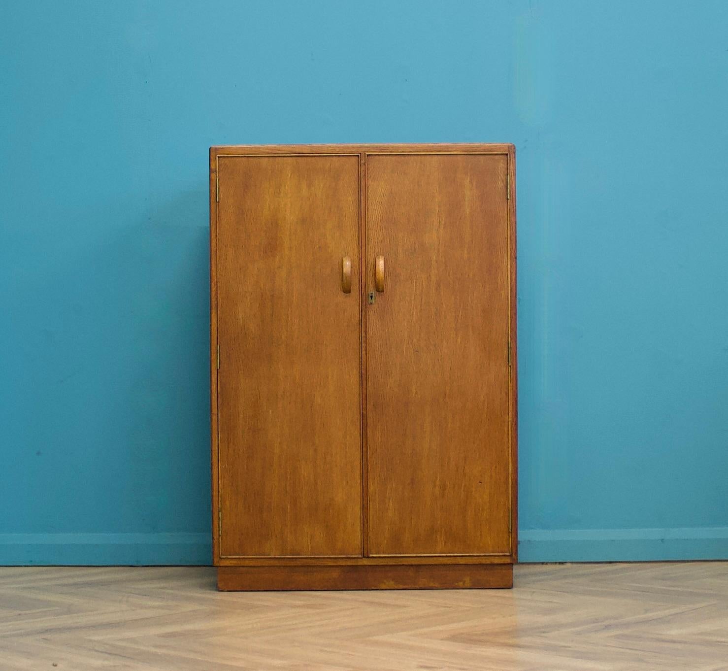 Art Déco Armadio compatto d'epoca in Oak Deco di Austinsuite, anni '50 in vendita