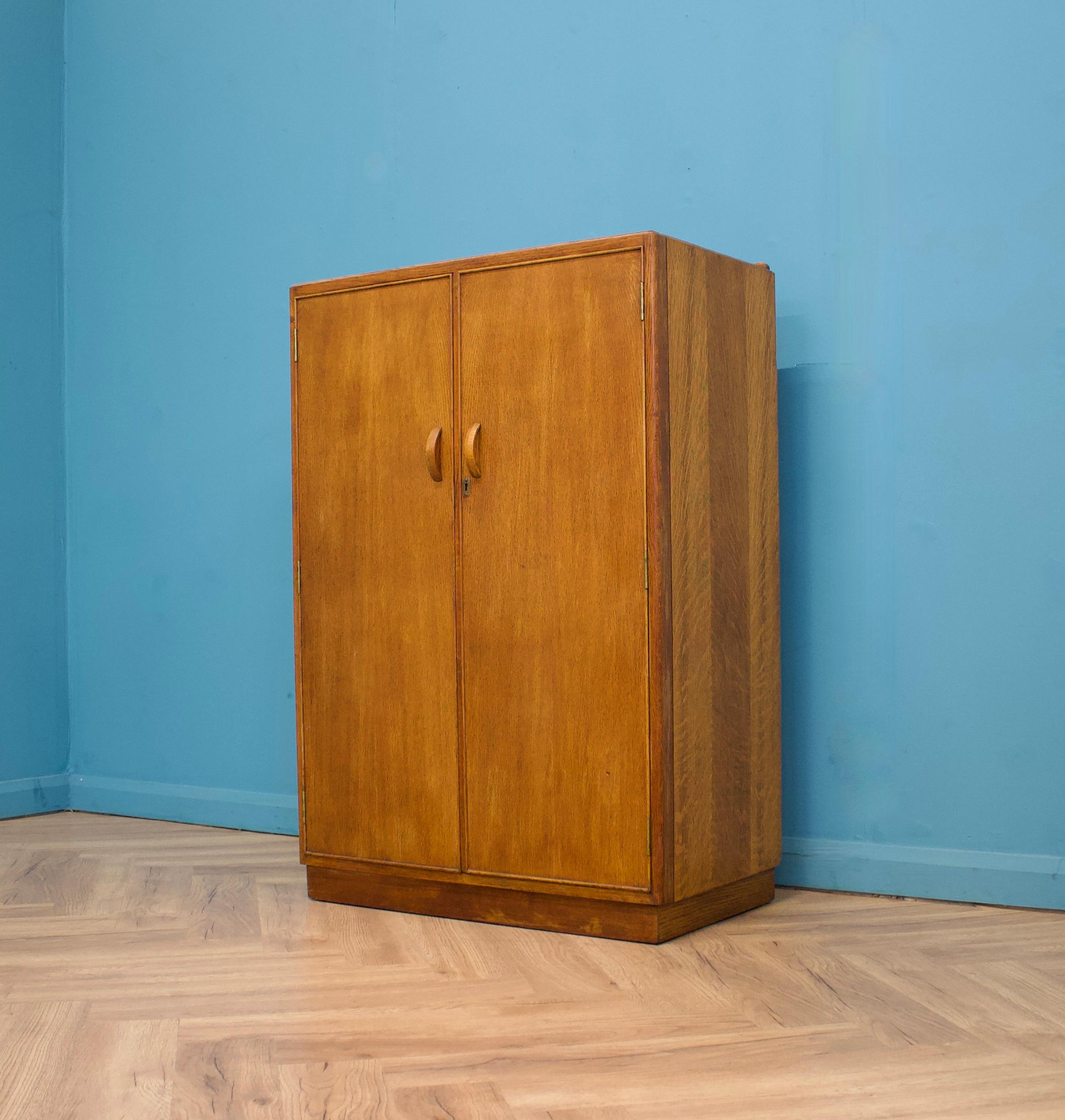 Britannico Armadio compatto d'epoca in Oak Deco di Austinsuite, anni '50 in vendita