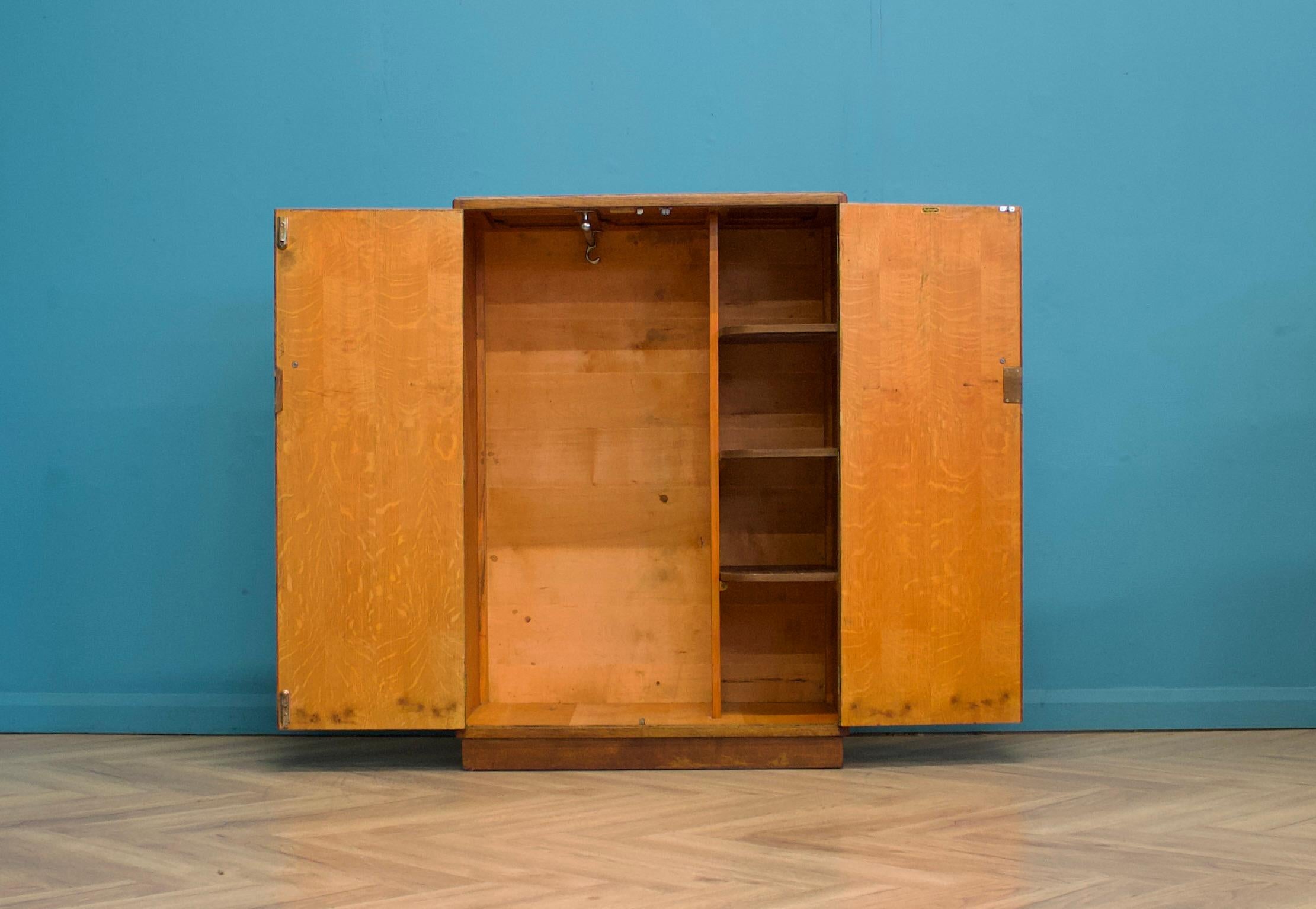 Impiallacciato Armadio compatto d'epoca in Oak Deco di Austinsuite, anni '50 in vendita