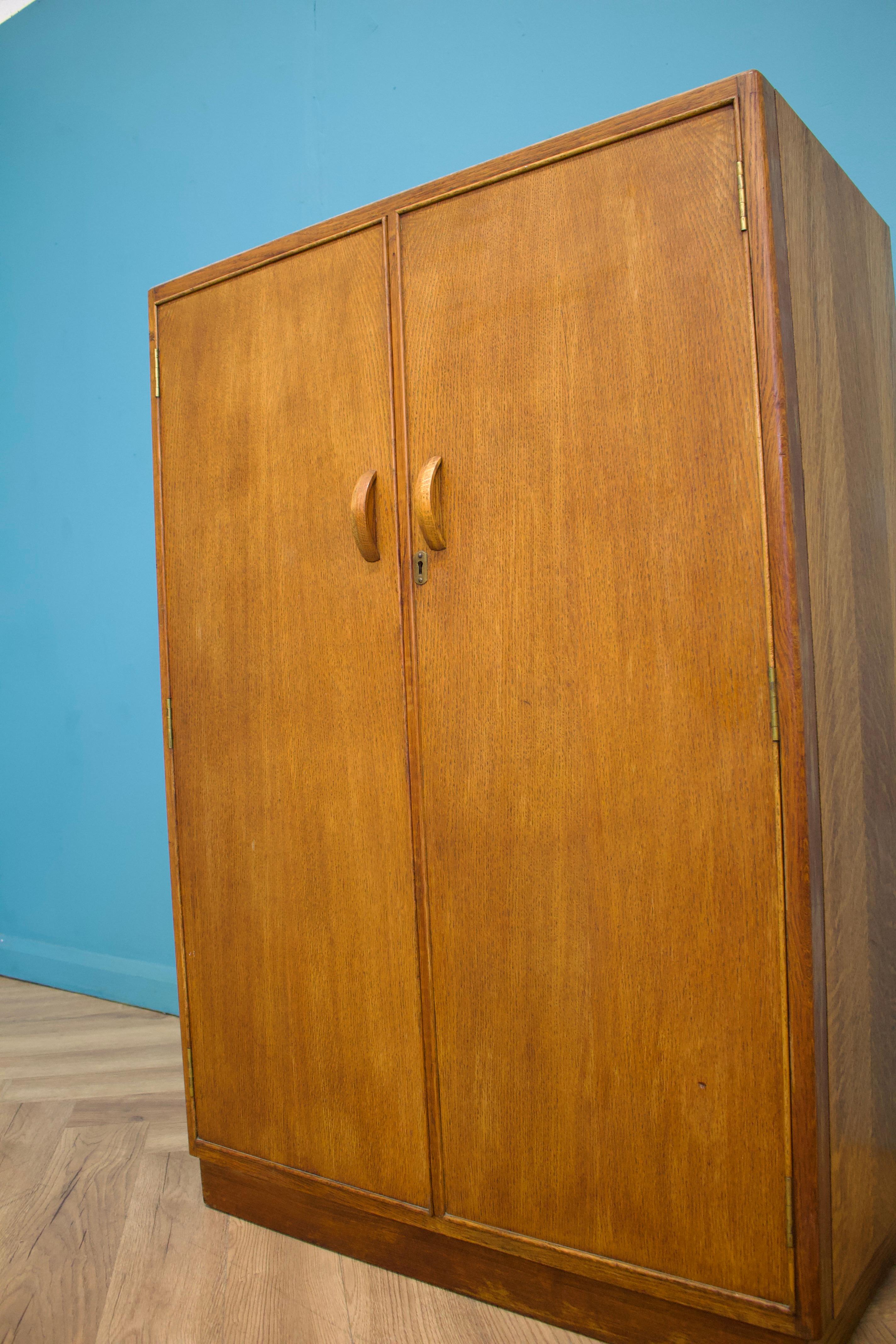 Armadio compatto d'epoca in Oak Deco di Austinsuite, anni '50 In condizioni buone in vendita a South Shields, GB