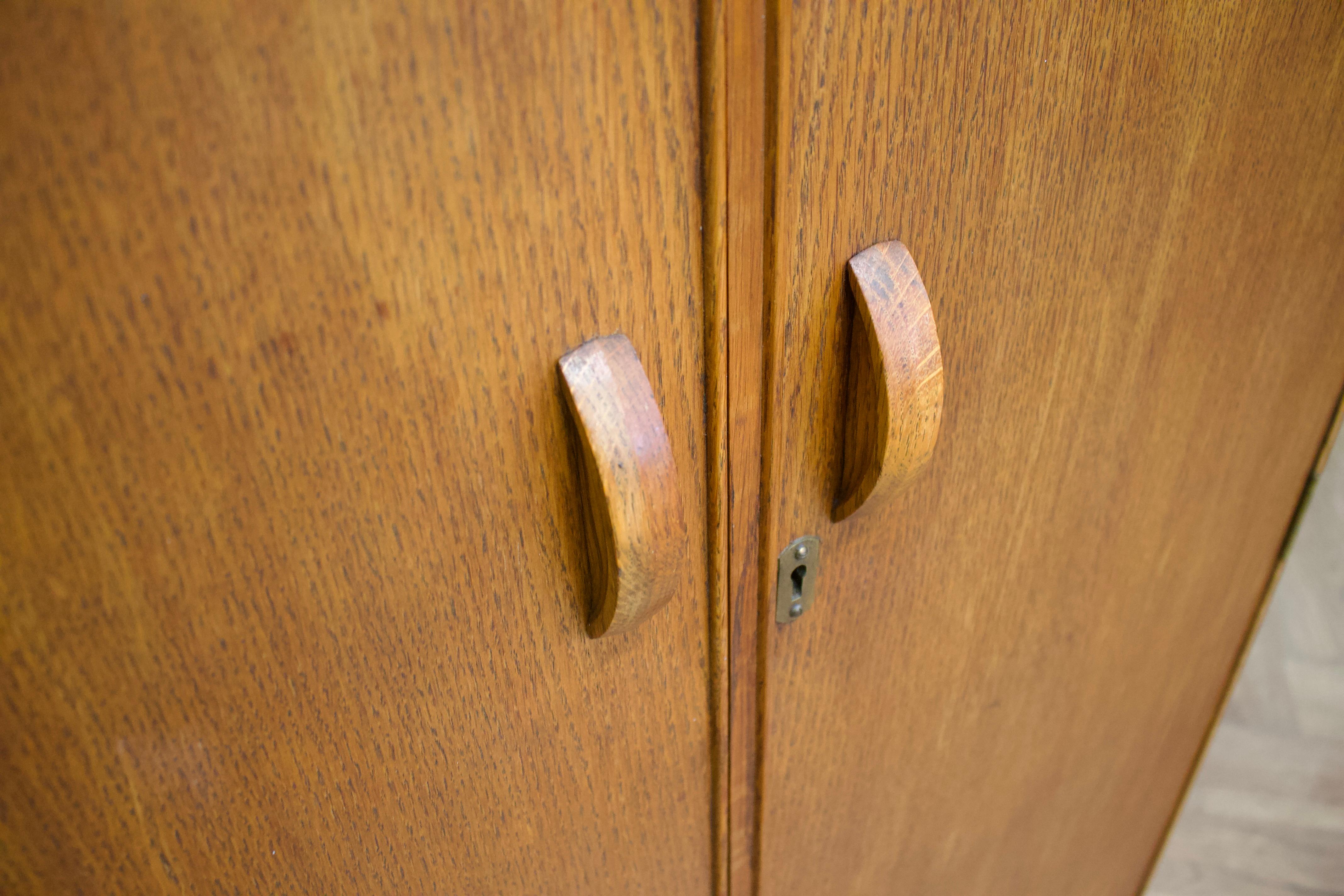 Metà XX secolo Armadio compatto d'epoca in Oak Deco di Austinsuite, anni '50 in vendita