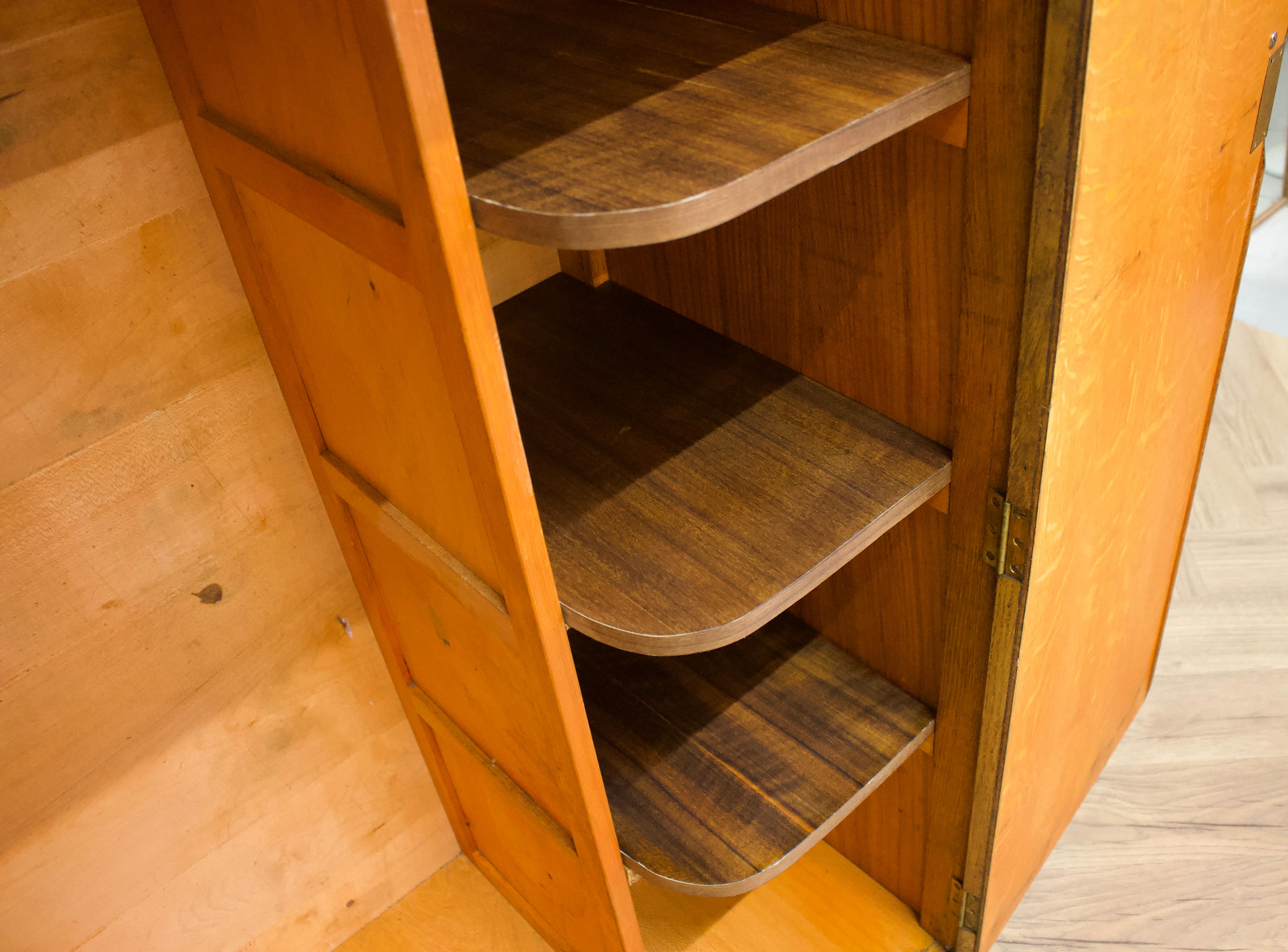 Legno Armadio compatto d'epoca in Oak Deco di Austinsuite, anni '50 in vendita