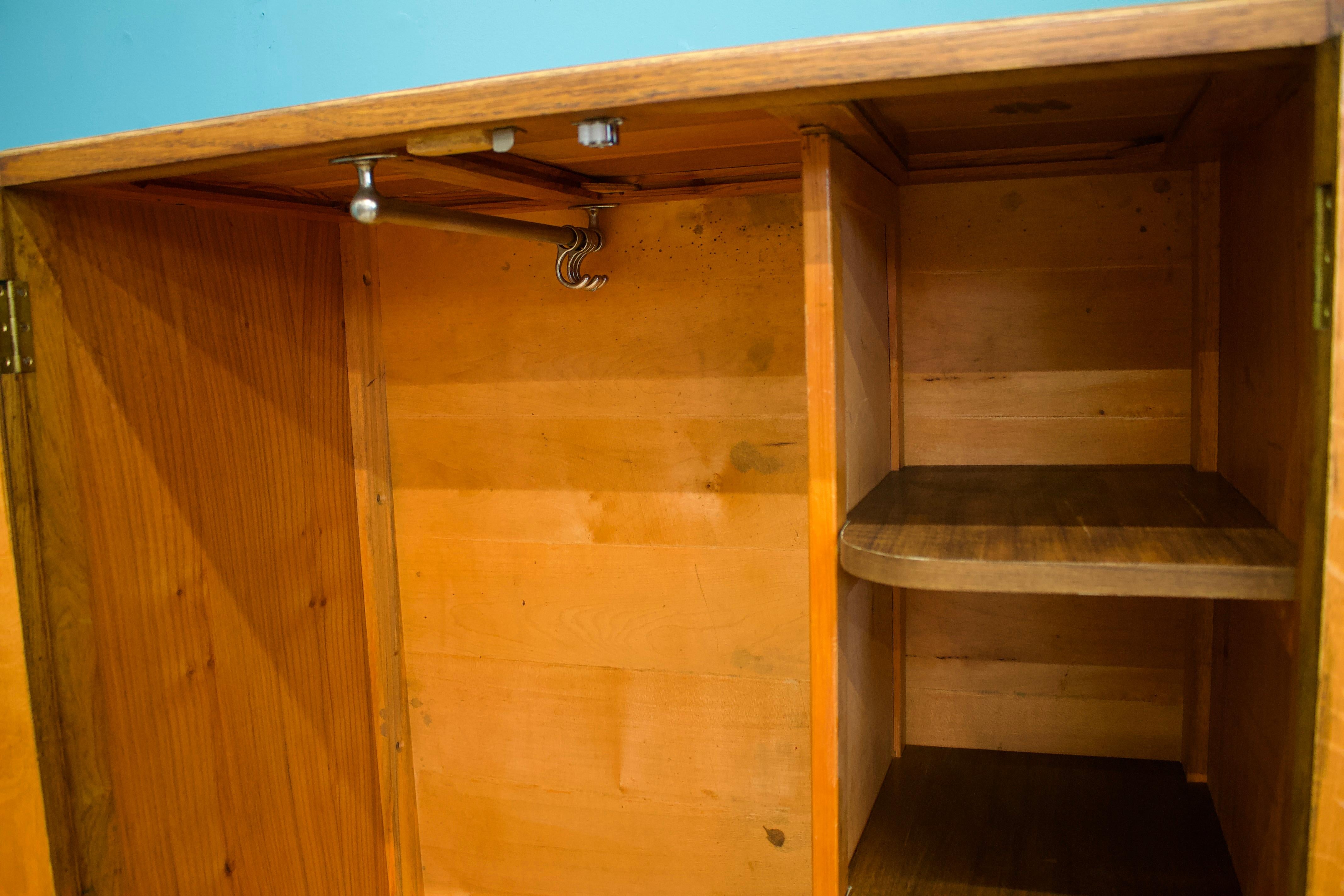 Armadio compatto d'epoca in Oak Deco di Austinsuite, anni '50 in vendita 1