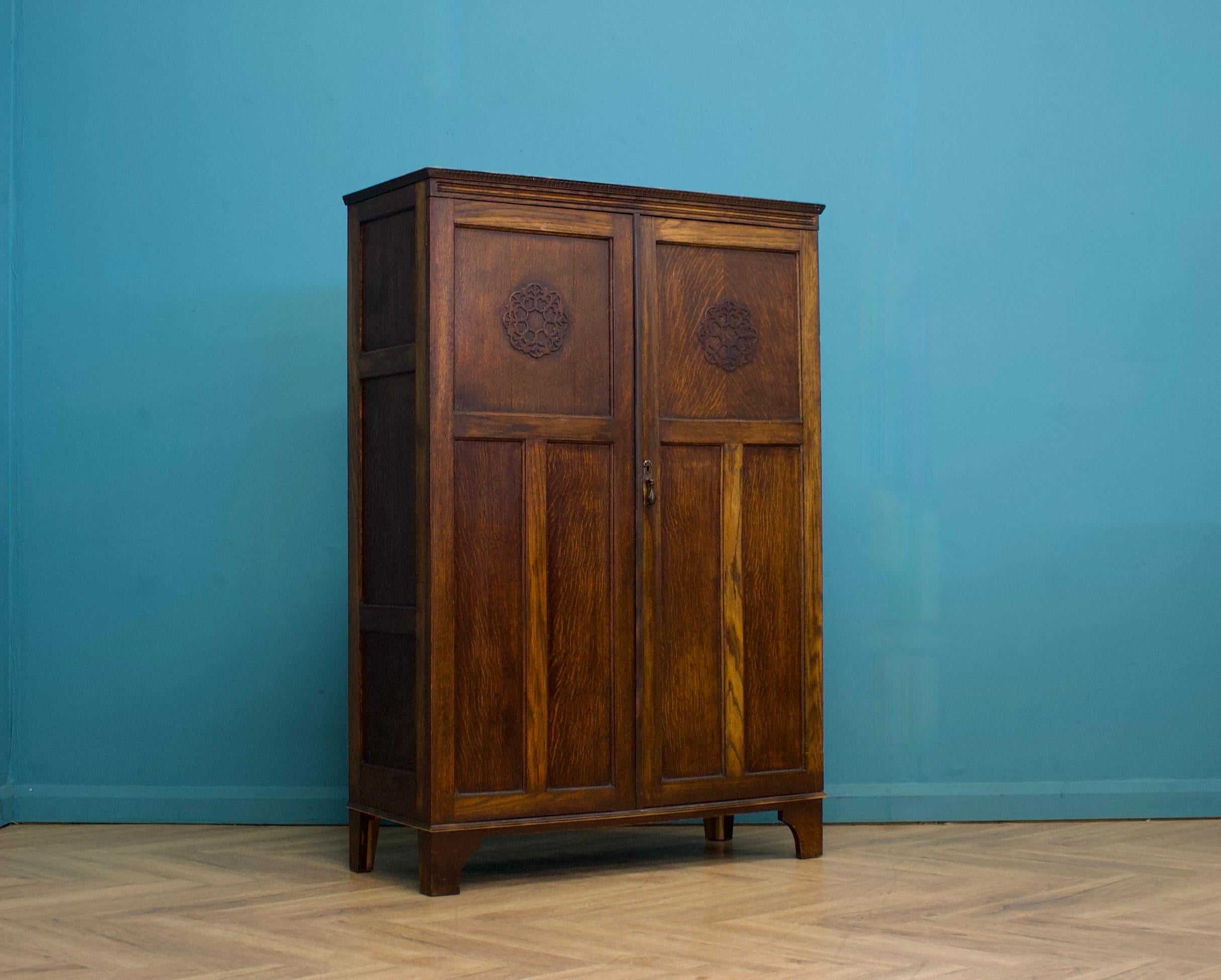 Britannique Armoire compacte Art Déco en chêne, années 1920 en vente