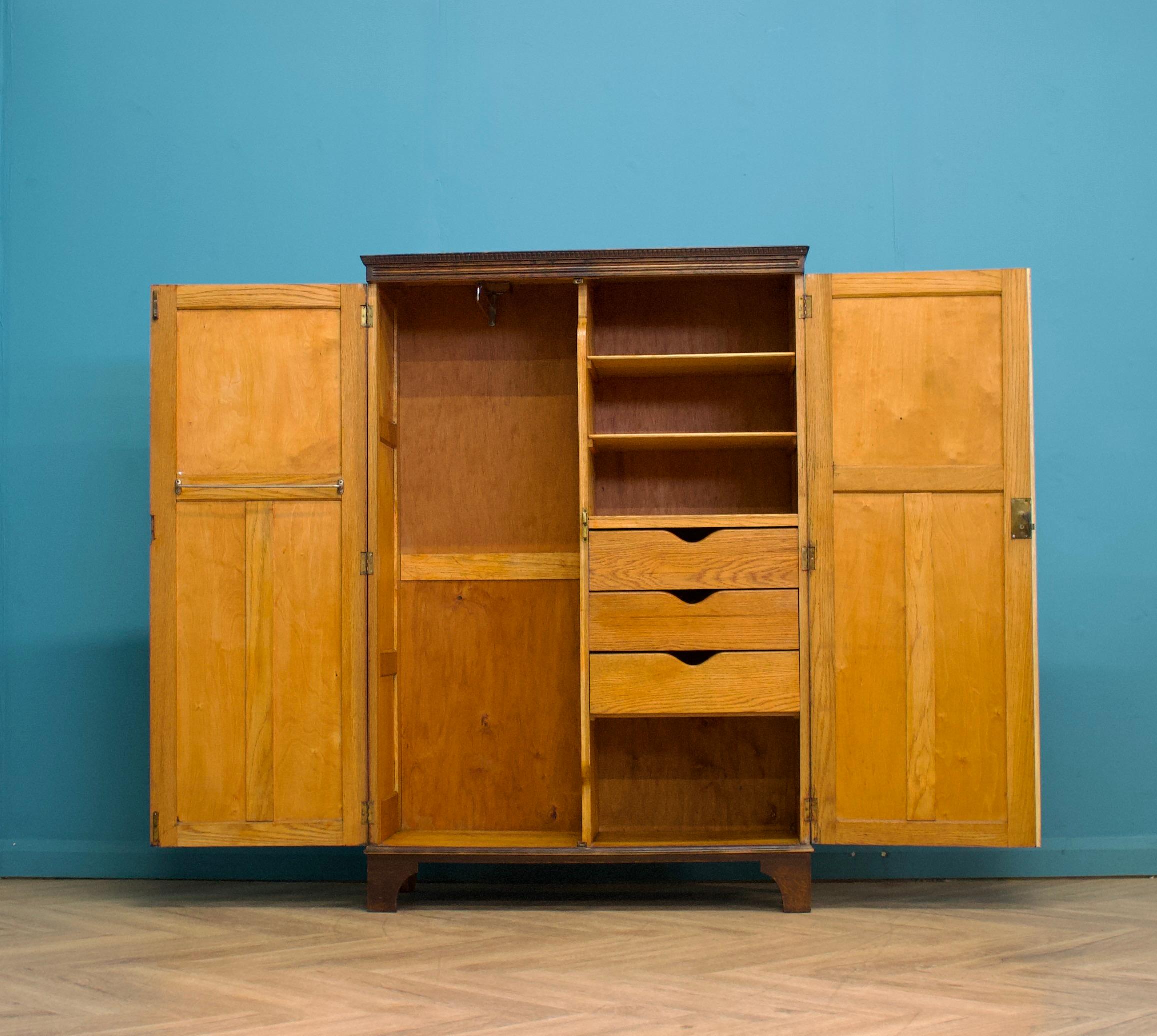 Bois Armoire compacte Art Déco en chêne, années 1920 en vente