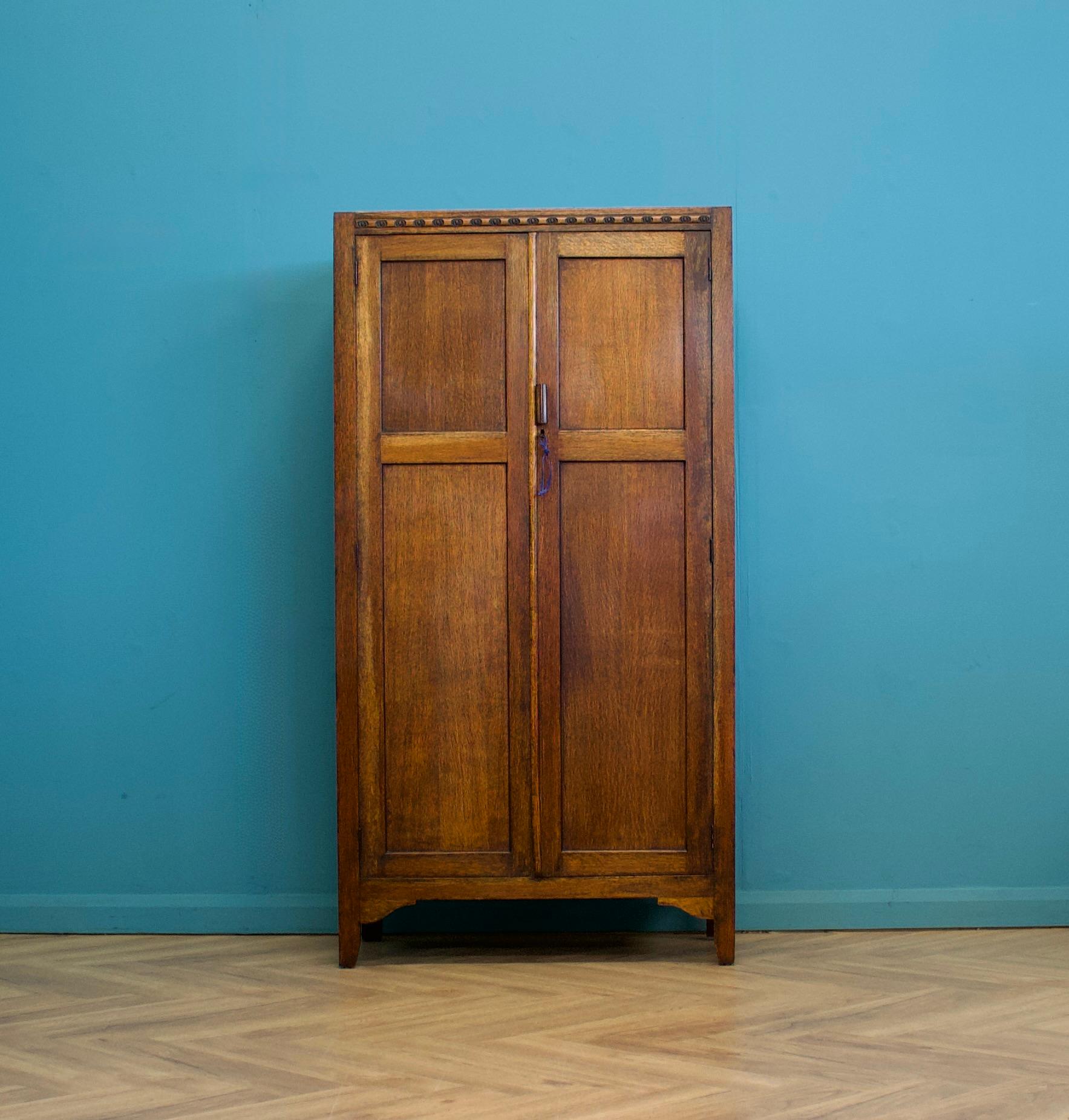Eine schöne Qualität und Ton, Art Deco freistehende Eiche Kleiderschrank - in der Art von Heals
Ausgestattet mit einer Kleiderstange, einer Schuhleiste, Ablagen und einem integrierten Spiegel