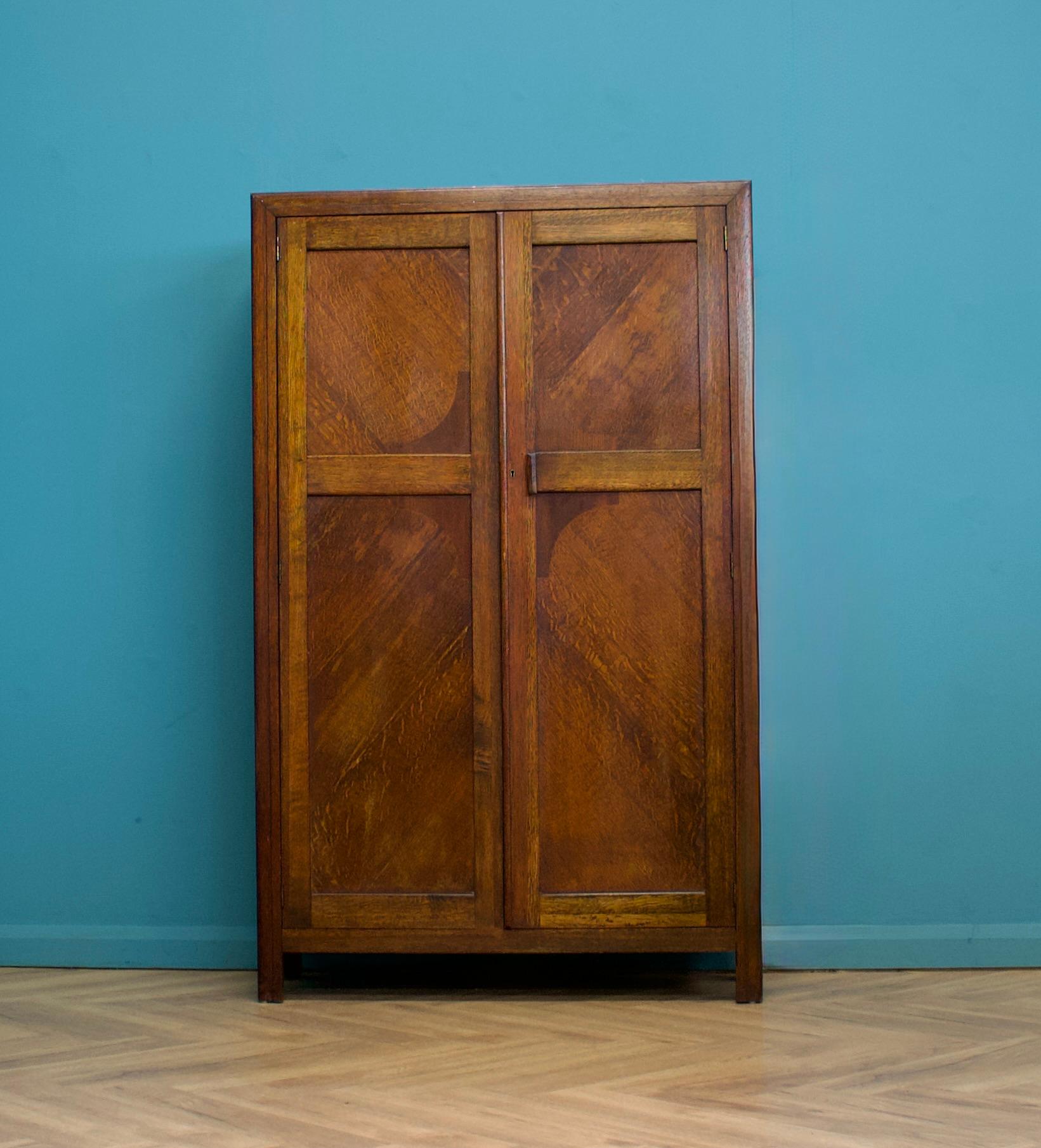 Eine schöne Qualität Eiche Kleiderschrank oder Halle Schrank - circa 1930's

Innen ist der Schrank mit einer ausziehbaren Kleiderstange und Einlegeböden ausgestattet.