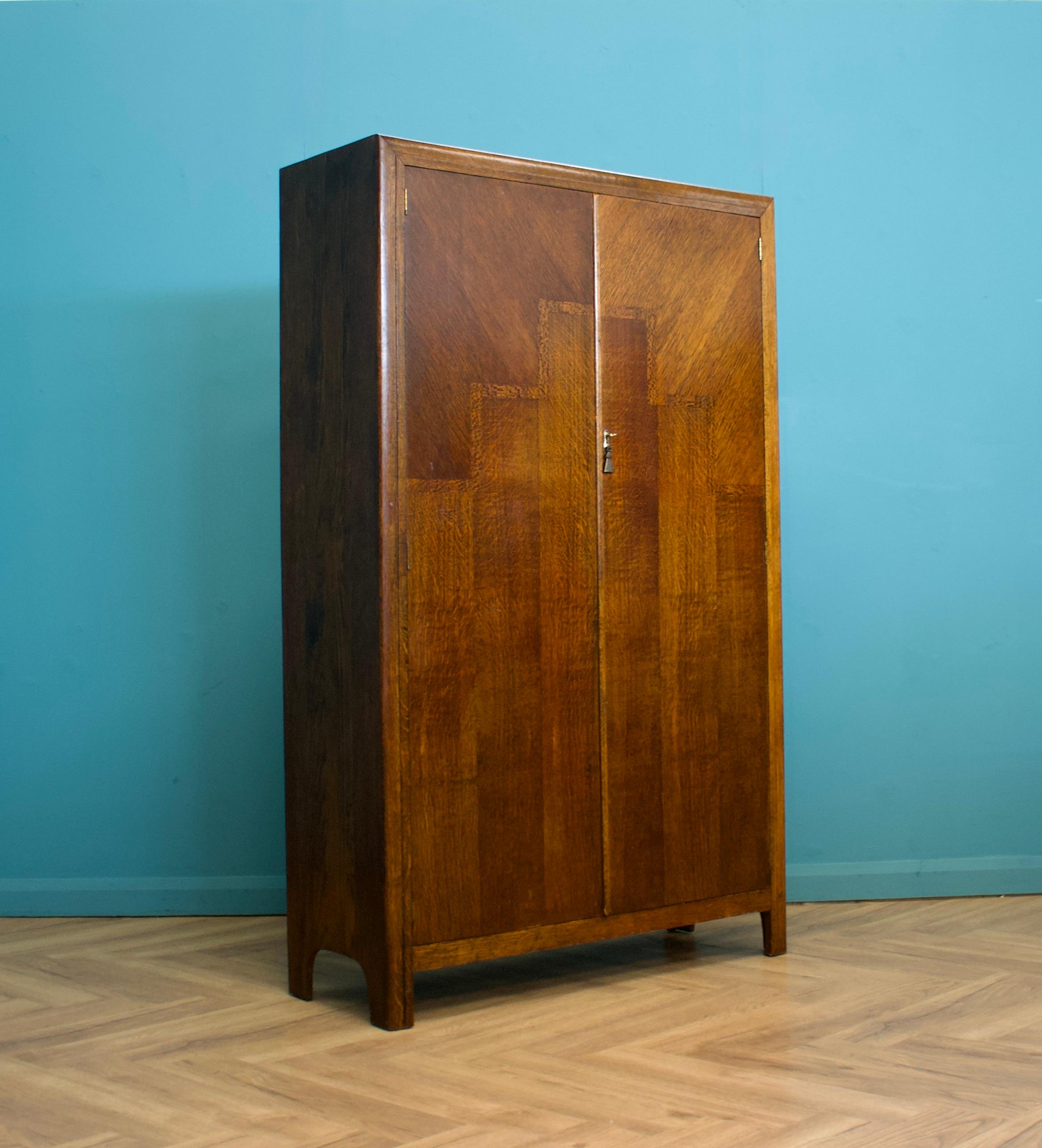 Un bellissimo armadio o guardaroba in quercia di qualità, risalente agli anni '30 circa.

All'interno, l'armadio è dotato di un appendiabiti estraibile, scaffali e cassetti.