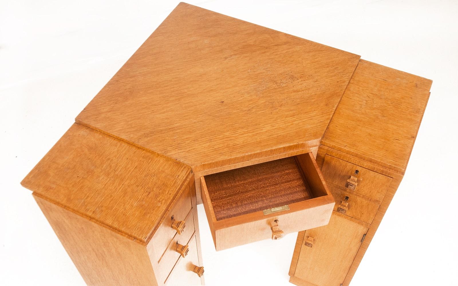 Europeo Scrivania d'angolo in Oak Oak d'epoca Art of Vintage in vendita