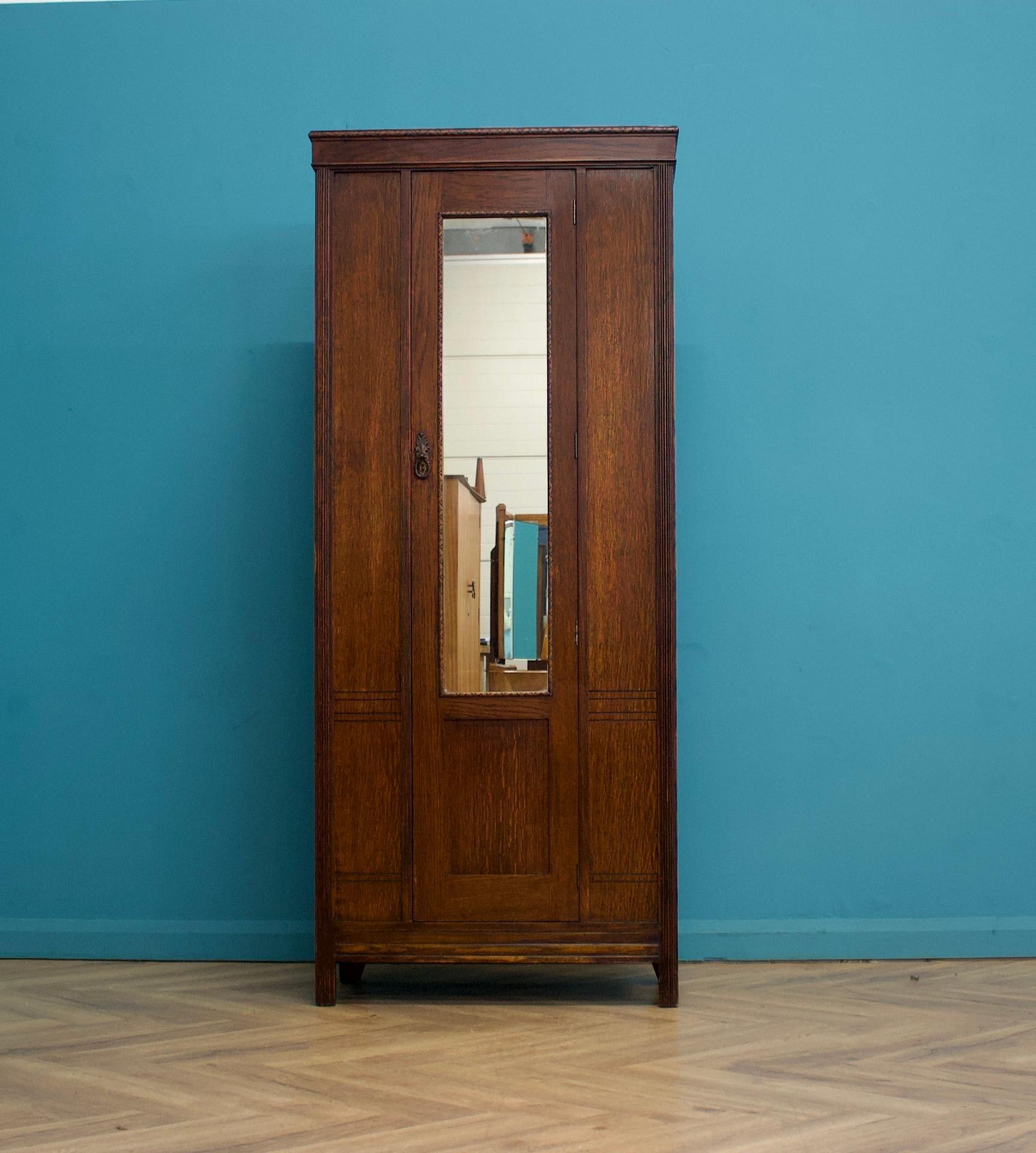 A beautiful quality oak hall robe/cupboard or wardrobe  - circa 1920's




Inside, the cupboard has two clothes rails and a shelf