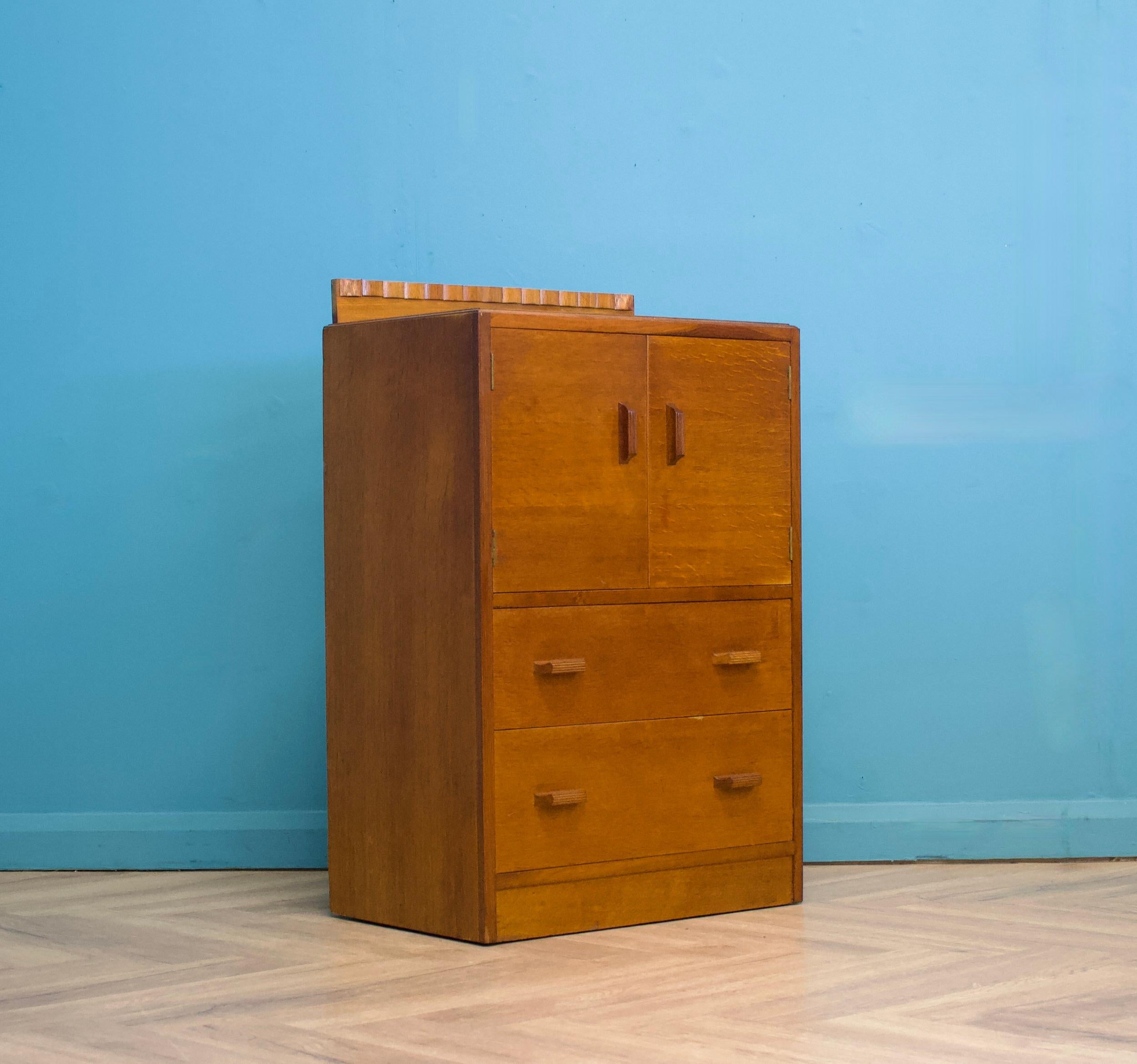 Questa cassapanca vintage di qualità in rovere di G Plan (E Gomme) risale agli anni '30 circa.
Alla maniera di Heal's


All'interno c'è un armadietto con un ripiano e due cassetti sul fondo.