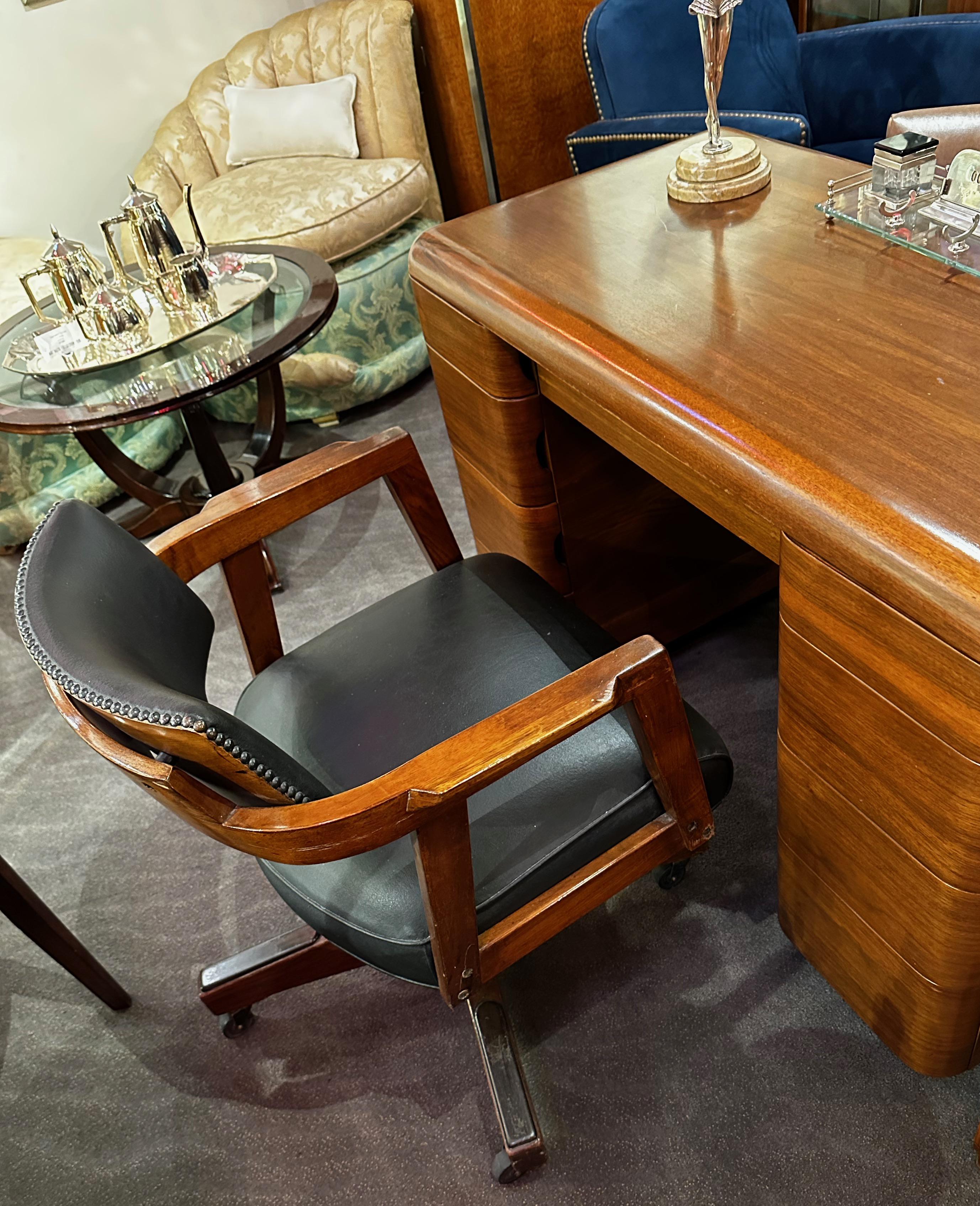 Chaise de bureau Vintage Art of Vintage, restauration ancienne avec hauteur d'assise réglable à partir de la base en bois. Ce fauteuil de bureau classique est prêt à servir encore 50 ans. Le bois a été rafraîchi dans une superbe teinture acajou