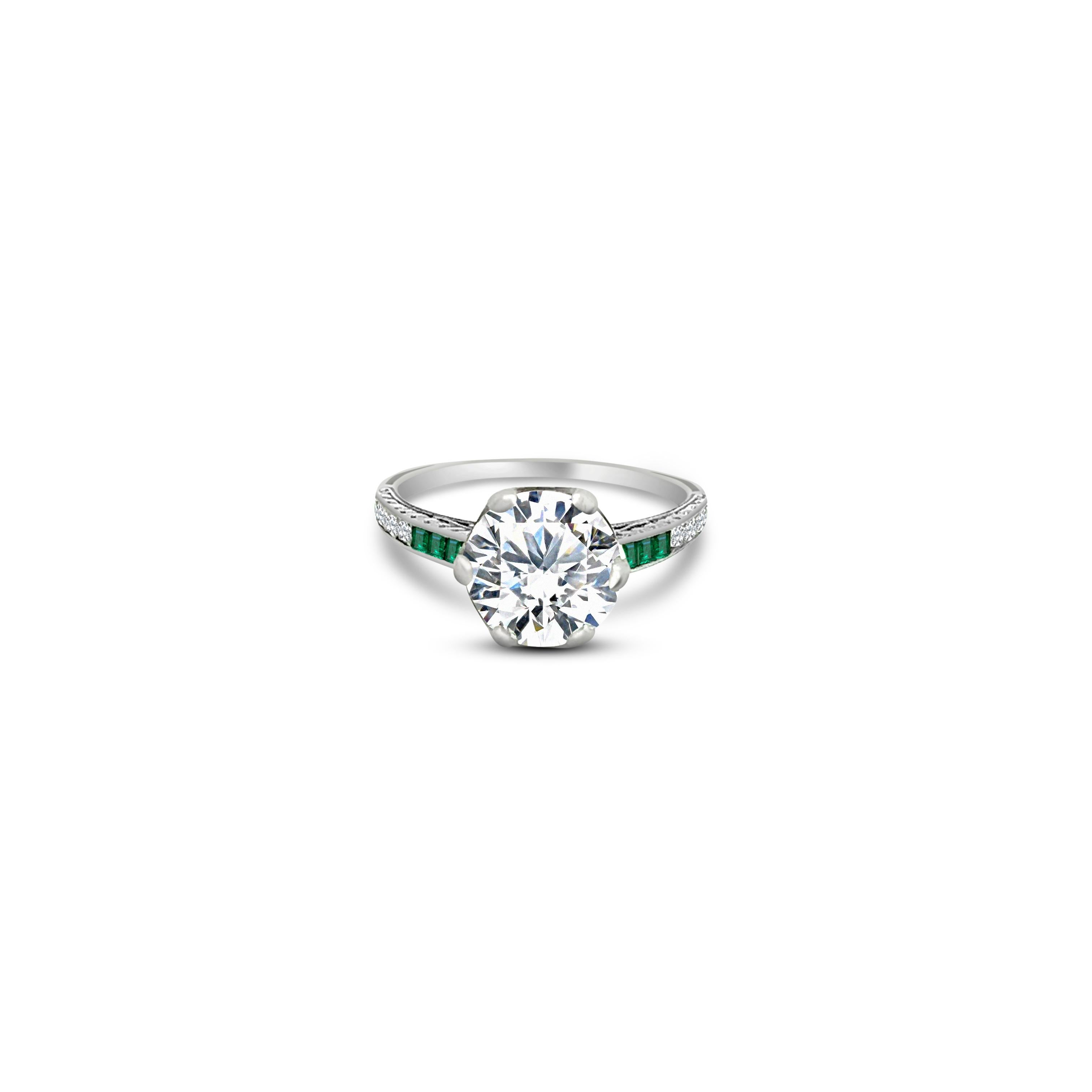 Vintage Art Deco Filigran geschnitzt Platin Diamant und Smaragd Verlobungsring. Mit einem 2,50 Karat schweren natürlichen Diamanten im alteuropäischen Schliff in der Mitte. Er ist in einer 6-Zacken-Fassung aus Platin gefasst, die mit einer