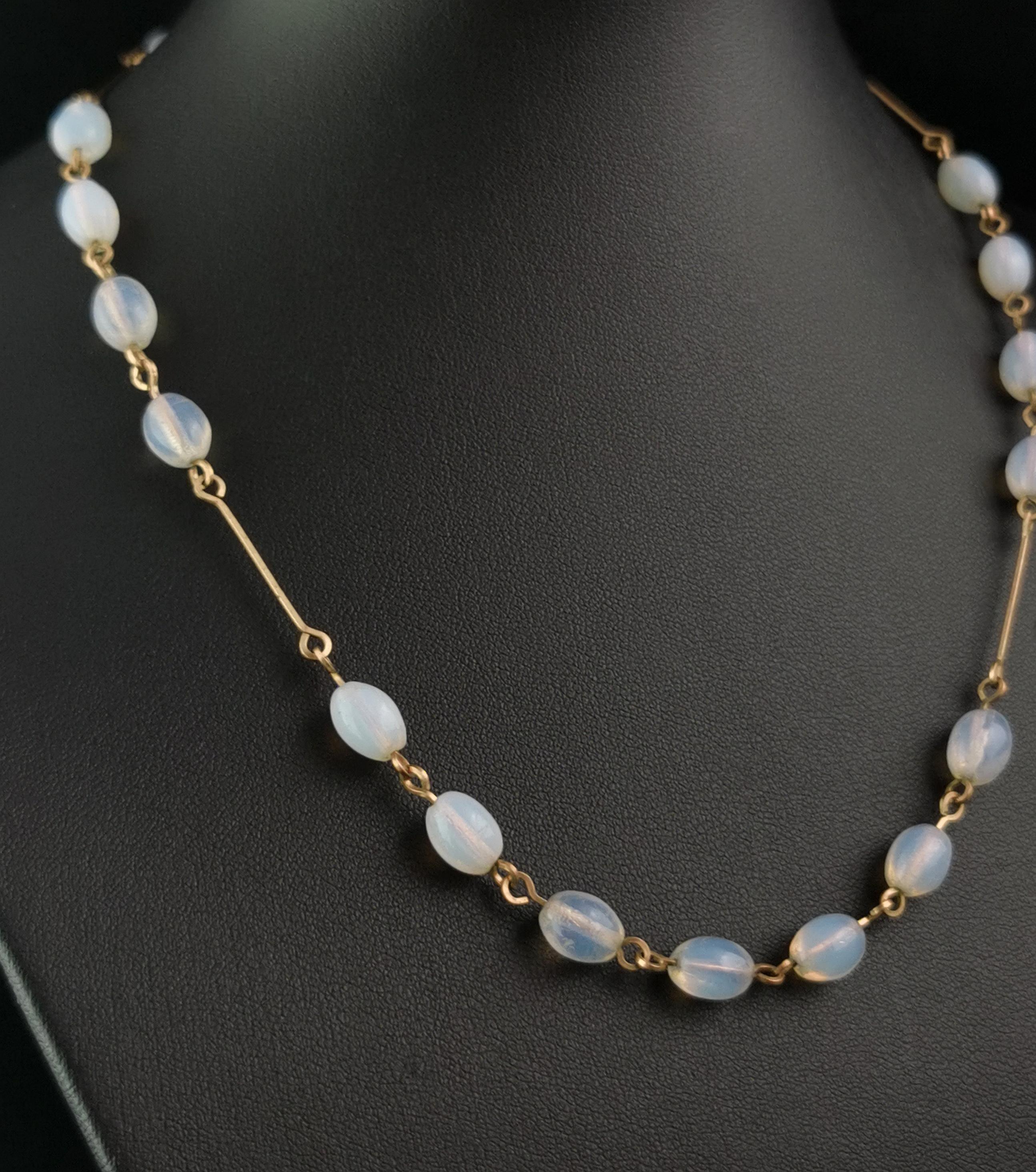 Vintage Art Deco opaline glass bead necklace  For Sale 2