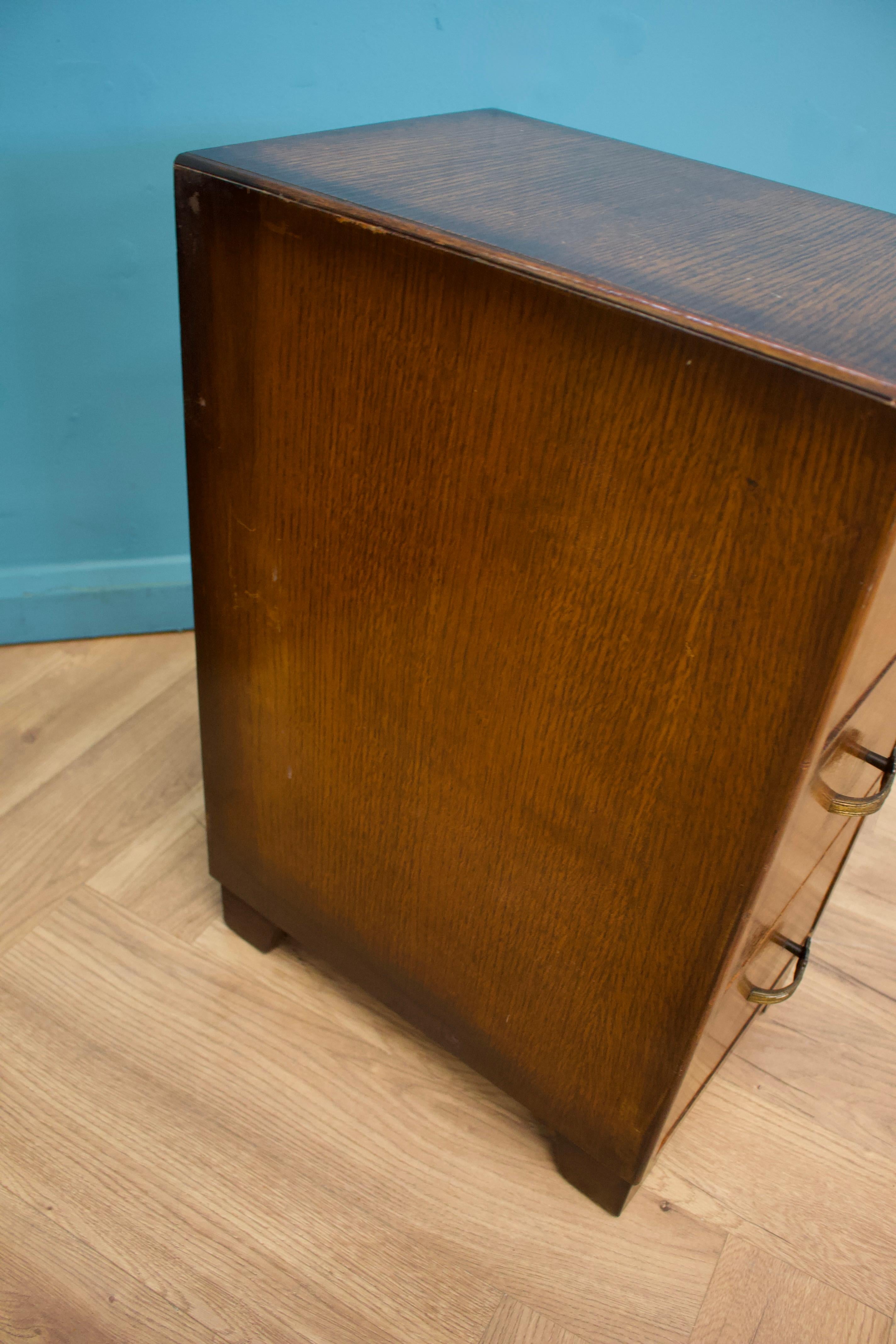 Paire de chevets Art Déco vintage en chêne à la manière de Heals, années 1930 en vente 3