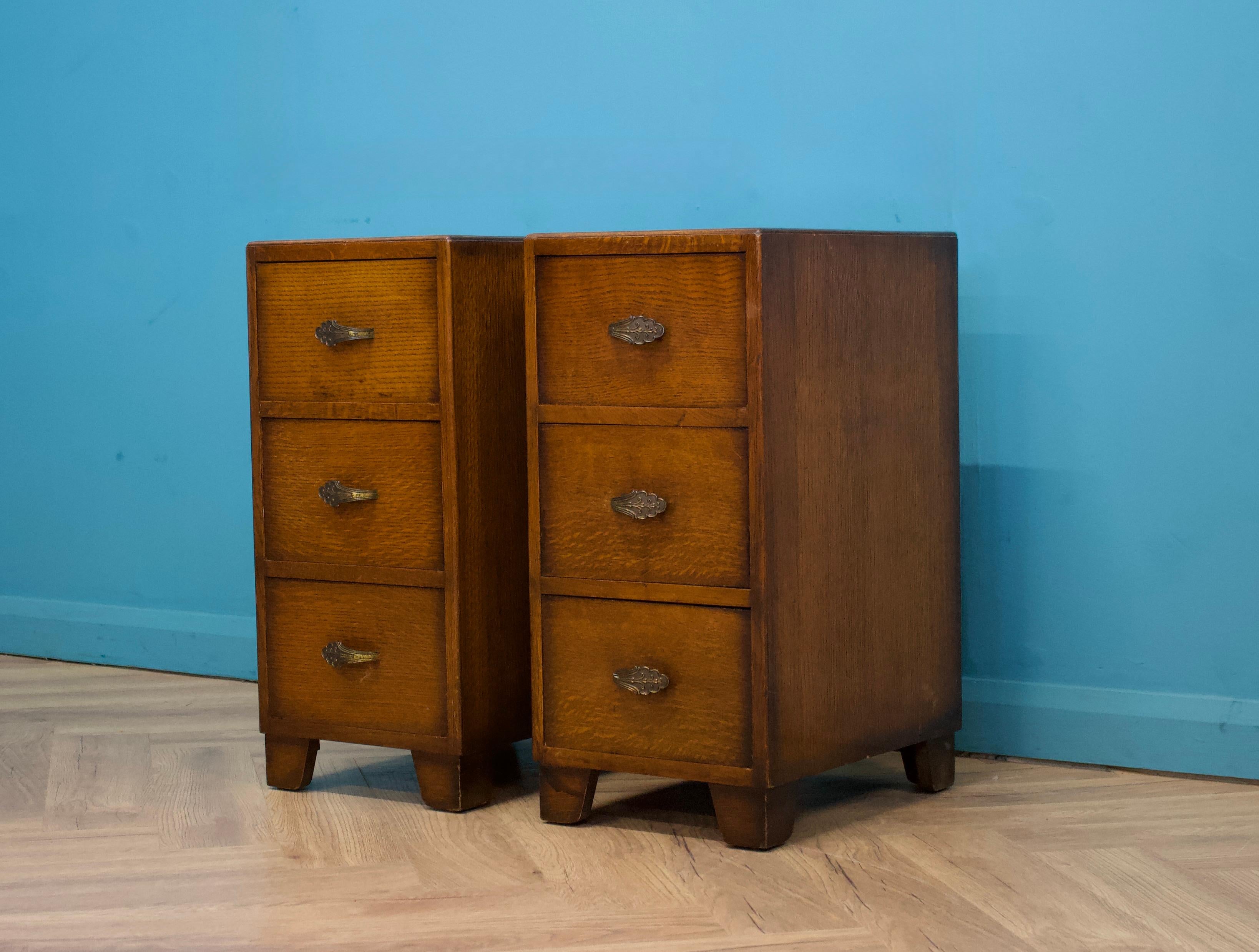 Paire de tables de chevet en chêne d'époque, à la manière de Heal's
Circa 1930's
Il y a trois dawers sur chaque chevet.
Poignées en métal
 
