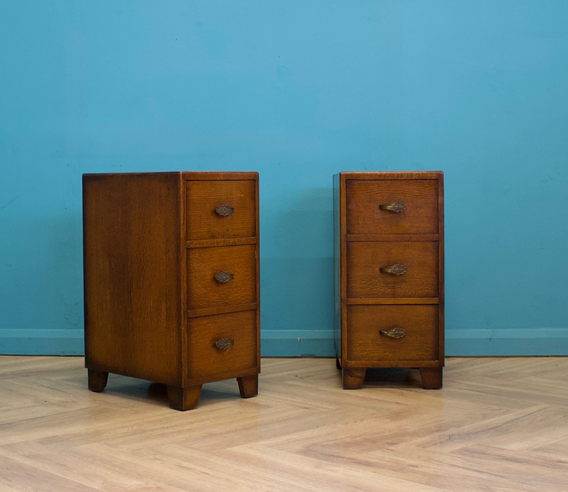 Britannique Paire de chevets Art Déco vintage en chêne à la manière de Heals, années 1930 en vente