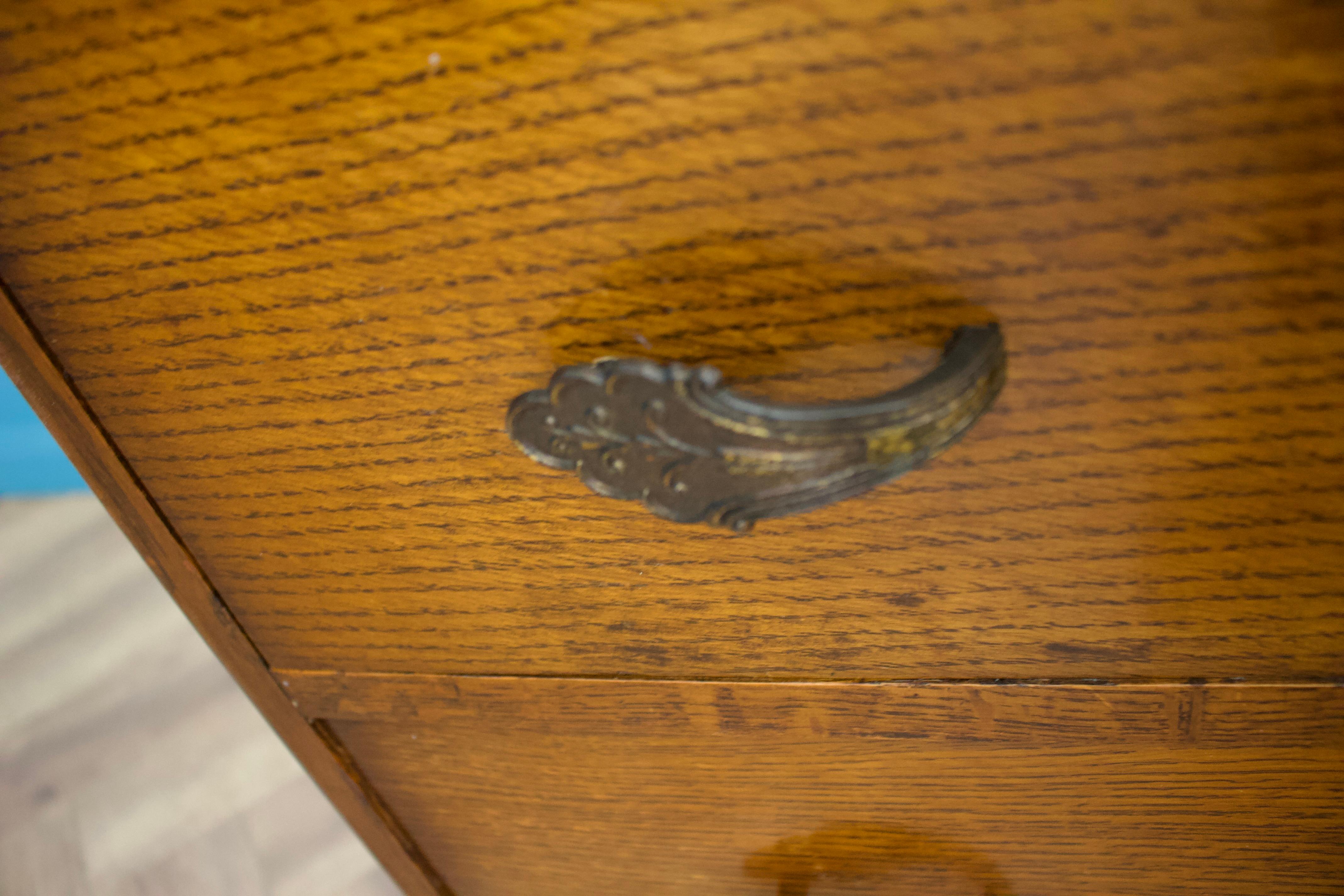 Milieu du XXe siècle Paire de chevets Art Déco vintage en chêne à la manière de Heals, années 1930 en vente