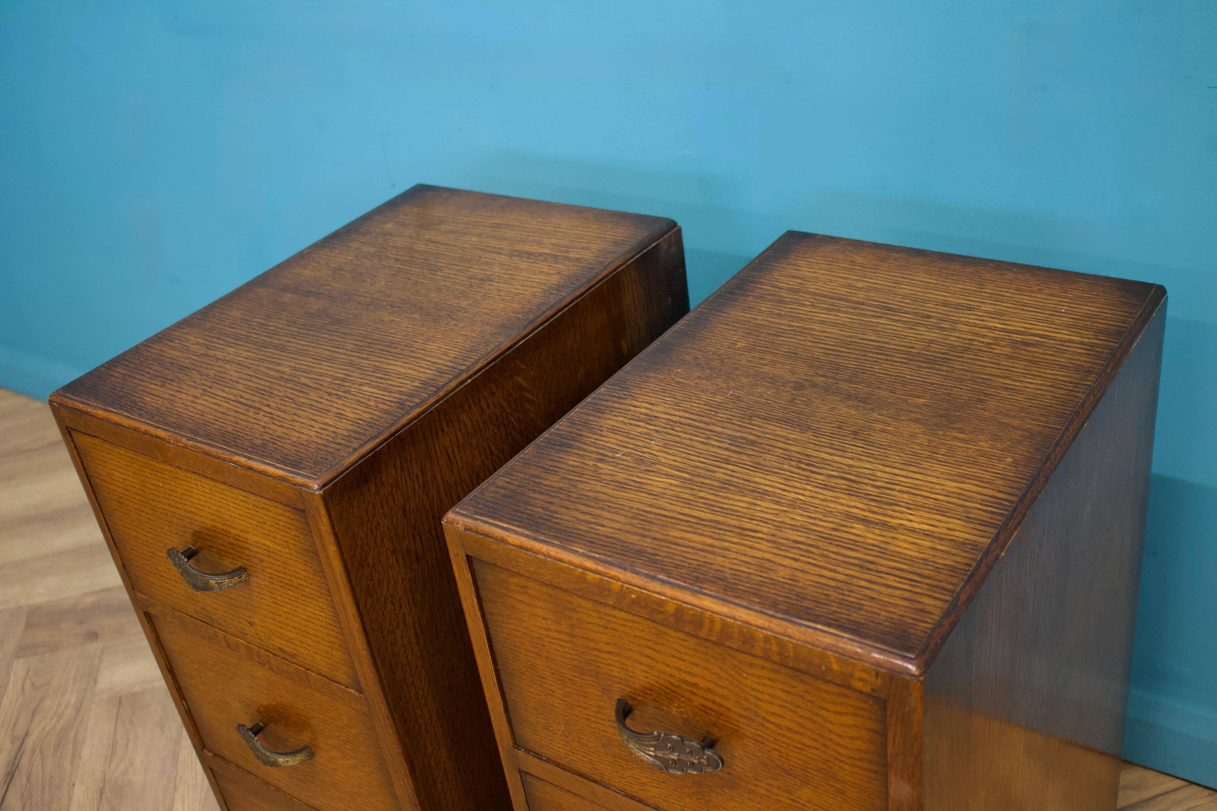 Paire de chevets Art Déco vintage en chêne à la manière de Heals, années 1930 en vente 1