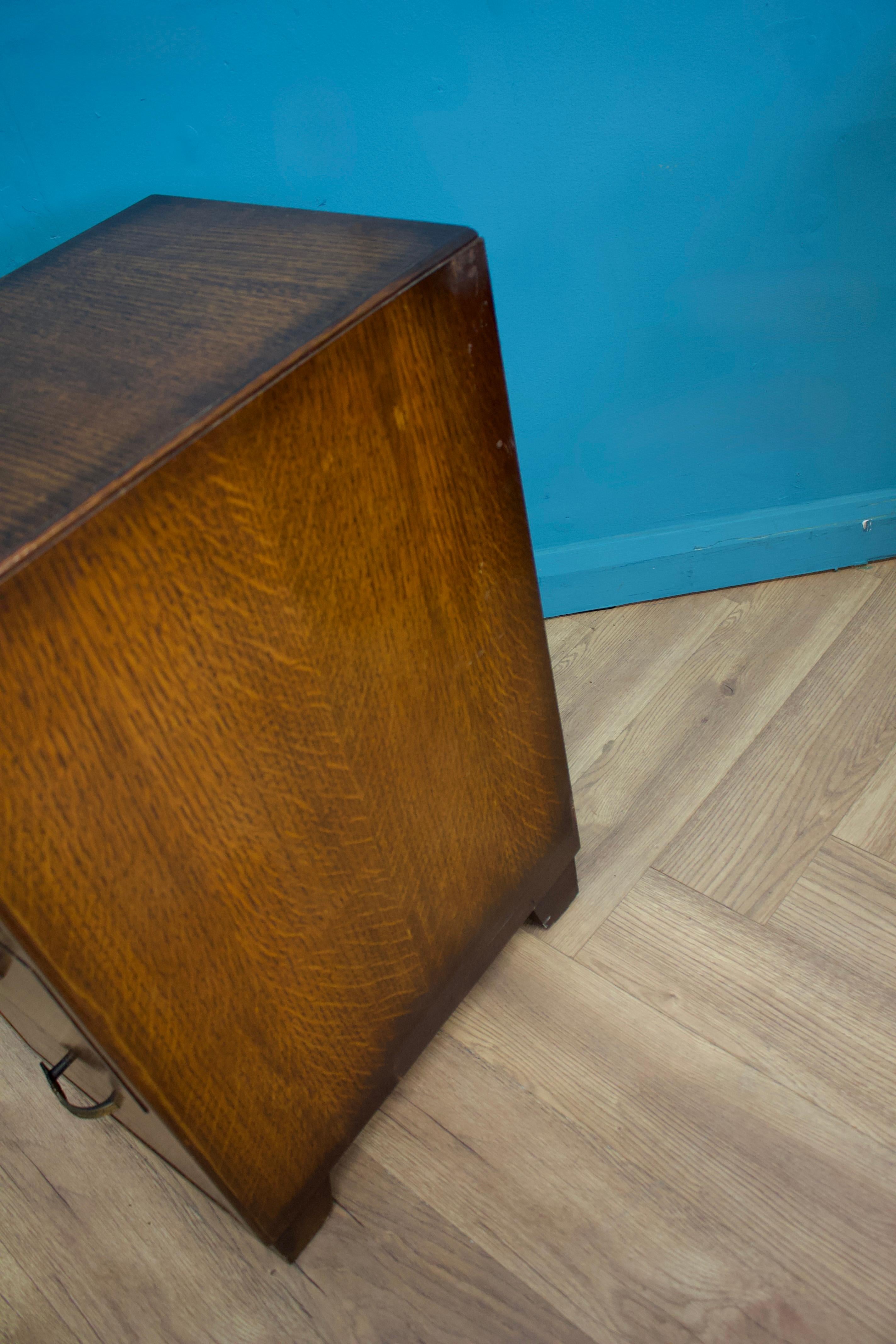 Paire de chevets Art Déco vintage en chêne à la manière de Heals, années 1930 en vente 2