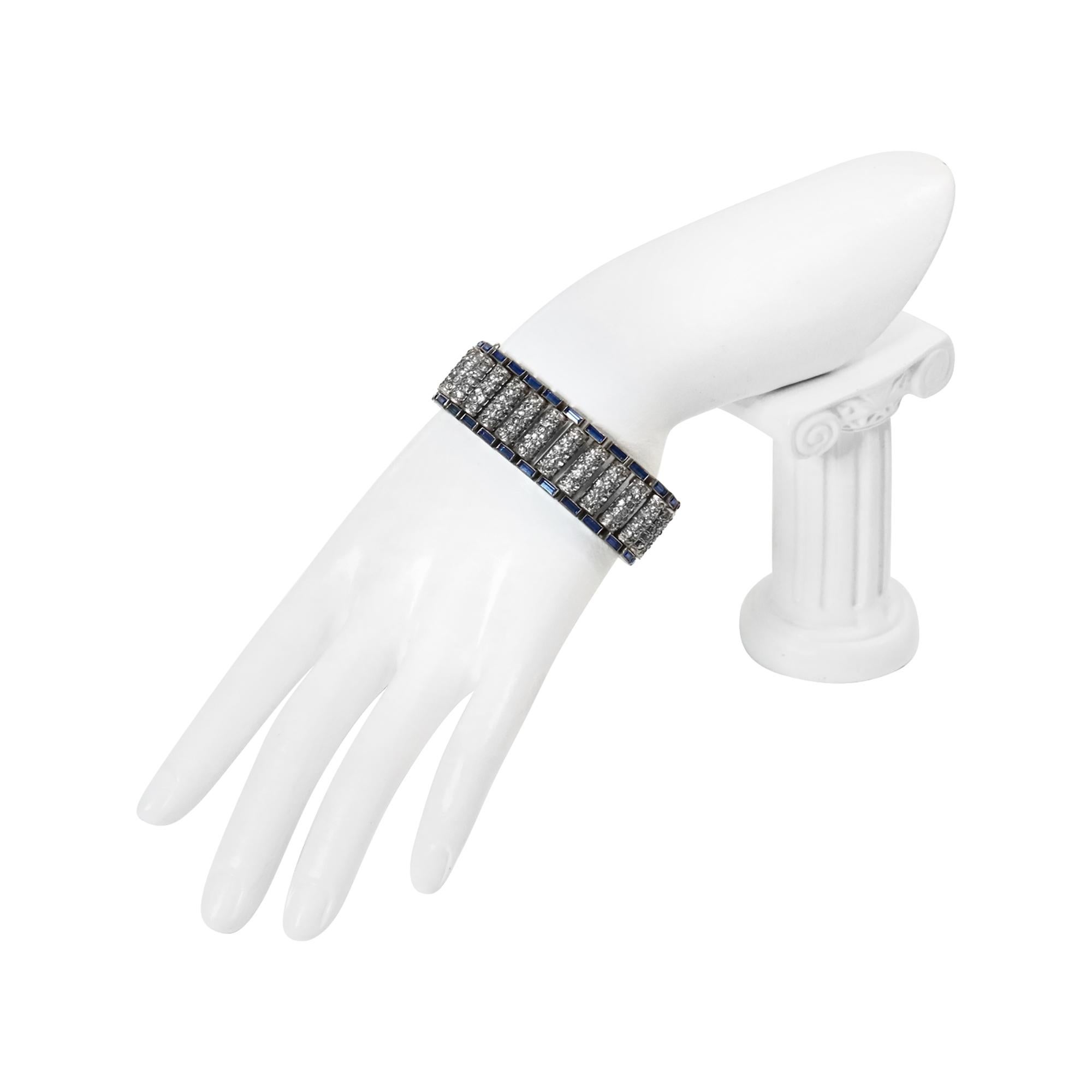 Pulsera de eslabones Art Decó vintage con pavé y baguette azul, circa años 40. Esta pulsera presenta pequeñas columnas de pavé como eslabones verticales y está rematada por baguettes azules tanto en la parte superior como en la inferior.  Es una