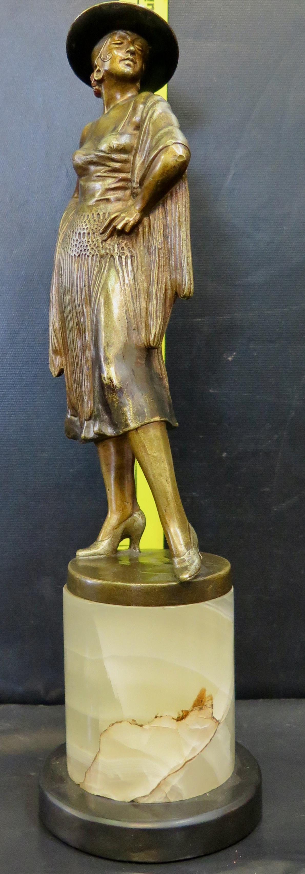 Eine beeindruckende Skulptur aus patinierter Bronze im Art-Déco-Stil. Es handelt sich um die Statue einer wunderschön kostümierten und detaillierten Flamenco-Tänzerin, die einige kalt gemalte Elemente enthält. Die Bronze stammt von Bruno Zach (alias