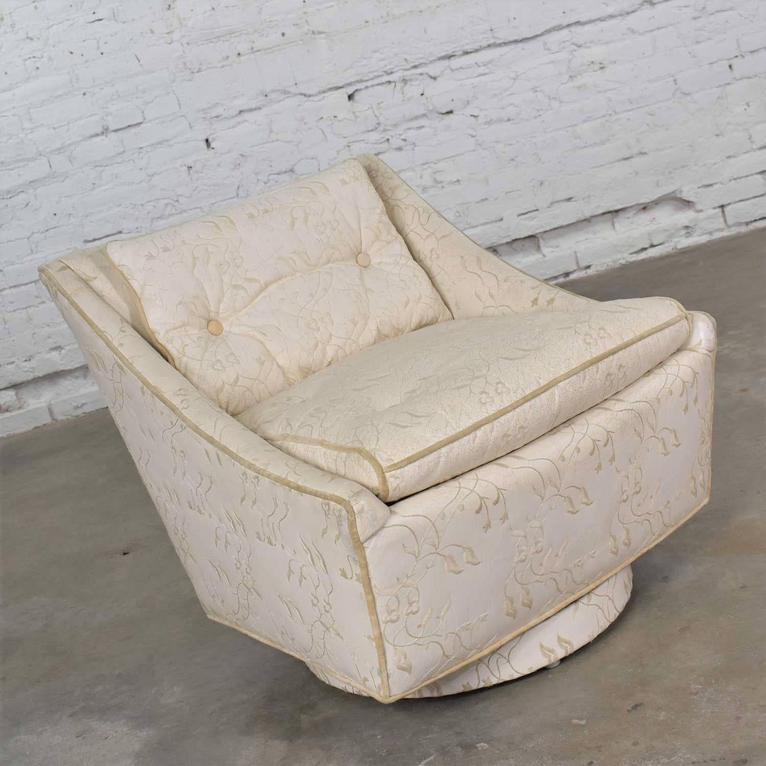 Charmant petit fauteuil pivotant Art Déco en cuir blanc brodé par Oxford Ltd. de Chicago. Il est en très bon état. Le cuir/le similicuir est très patiné et présente des craquelures et des fissures, mais il n'est pas troué. Nous l'avons nettoyée et