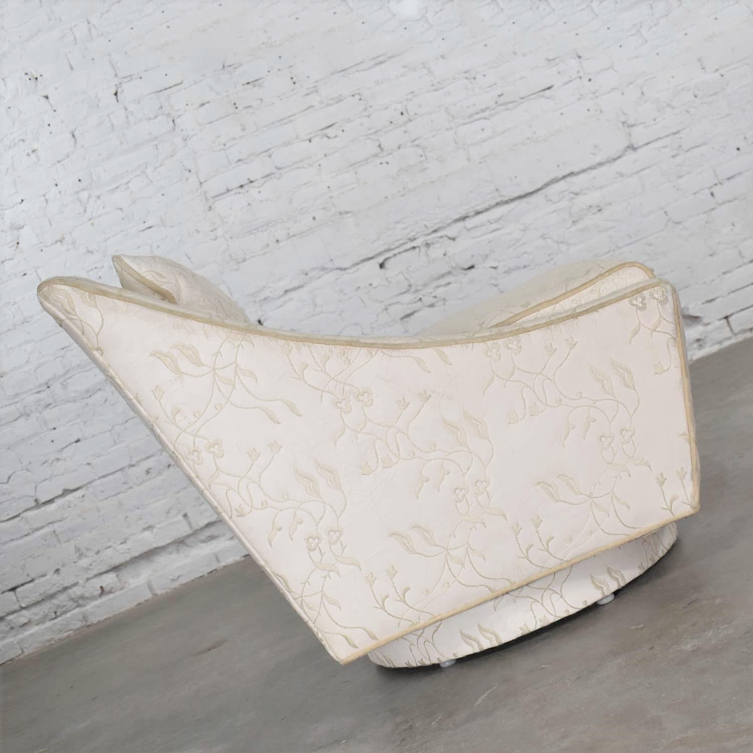 Petite chaise pivotante Art déco vintage blanche en cuir brodé par Oxford Ltd. Bon état - En vente à Topeka, KS