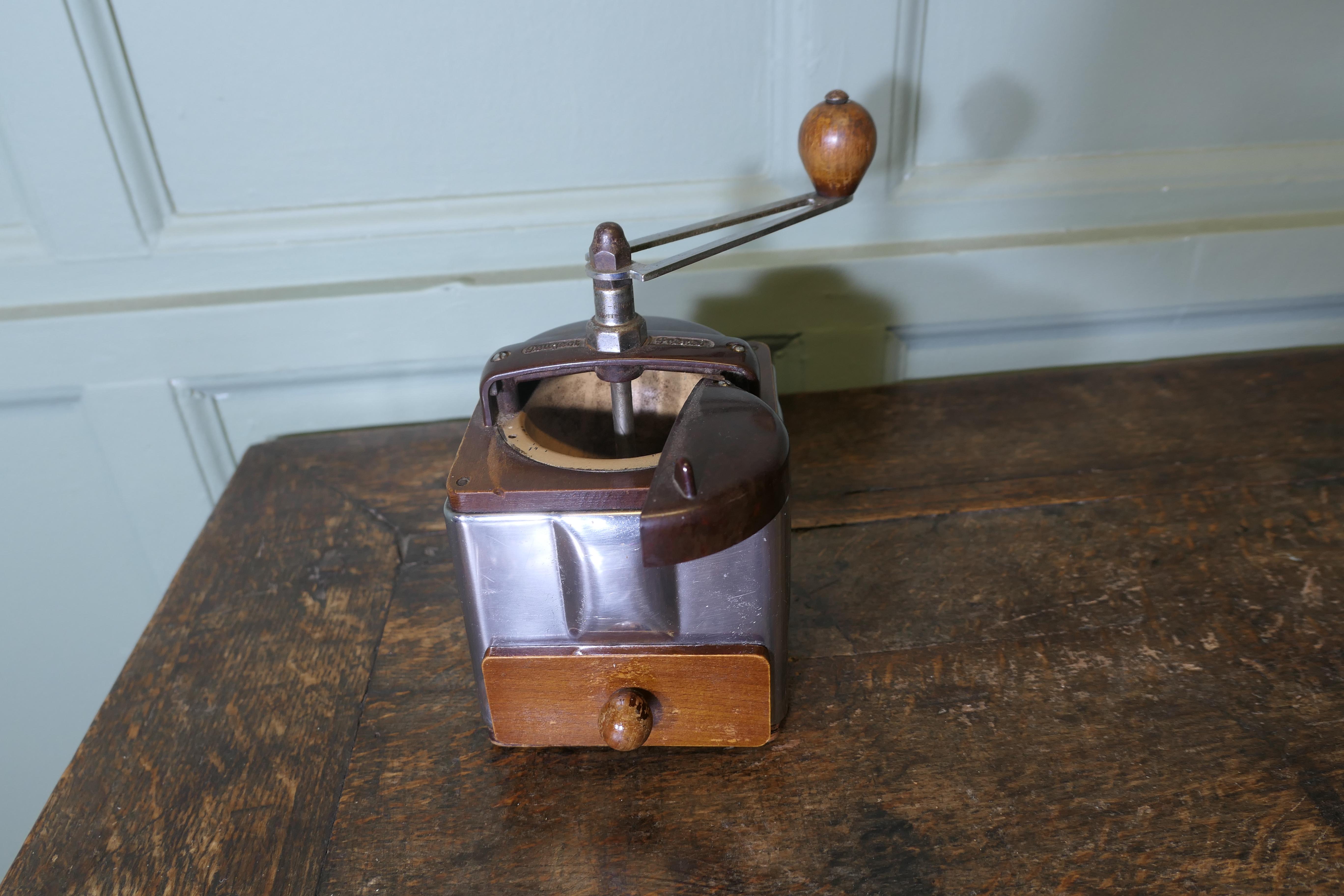 Macinacaffè d'epoca in stile Art déco Peugeot Freres


Questo macinacaffè manuale d'epoca in bachelite di Peugeot Freres è un classico art déco del marchio Peugeot. Il meccanismo a manovella è perfetto per macinare i tuoi chicchi preferiti con un