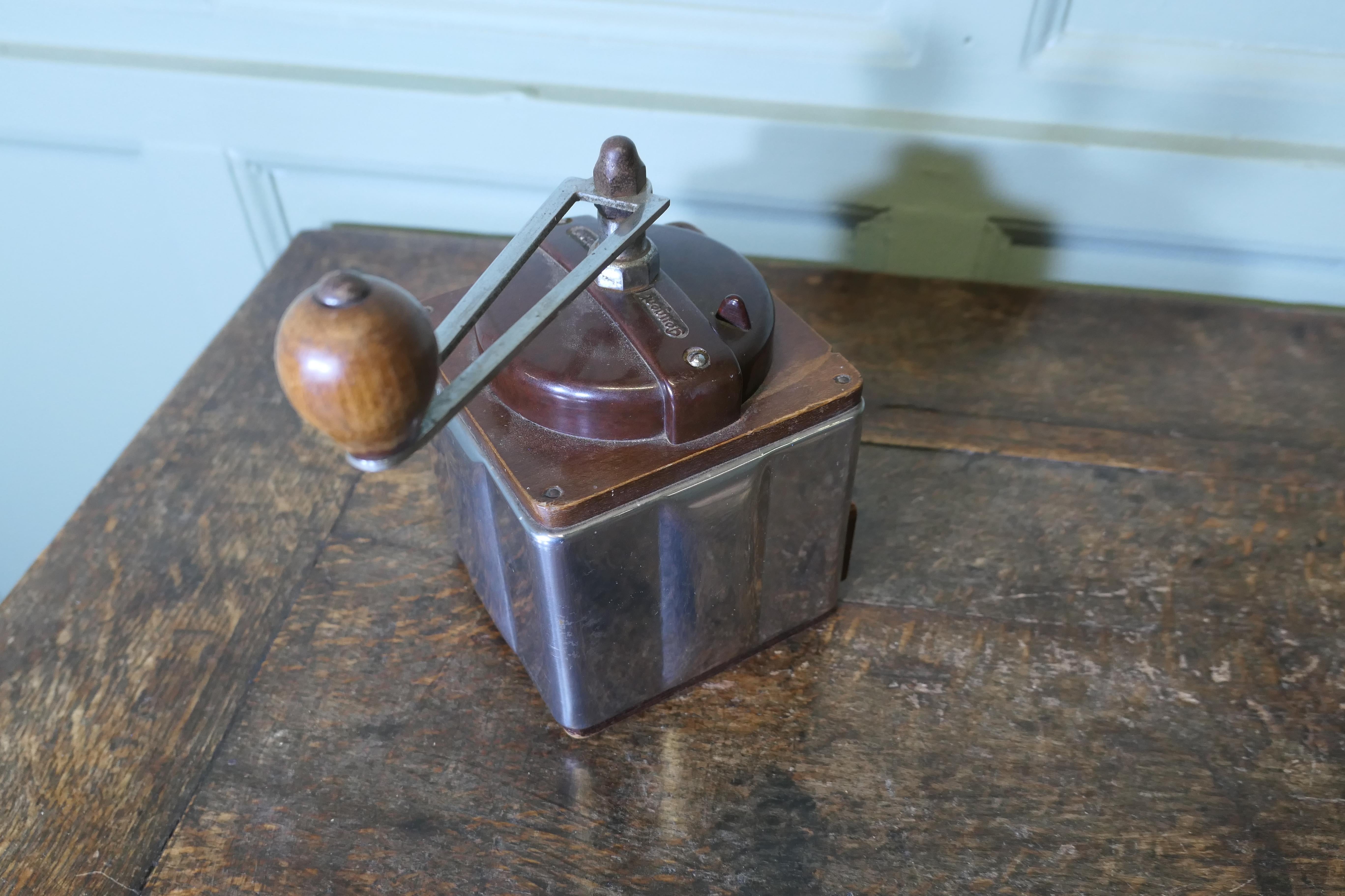 Bachelite Macinacaffè d'epoca in stile Art déco Peugeot Freres in vendita