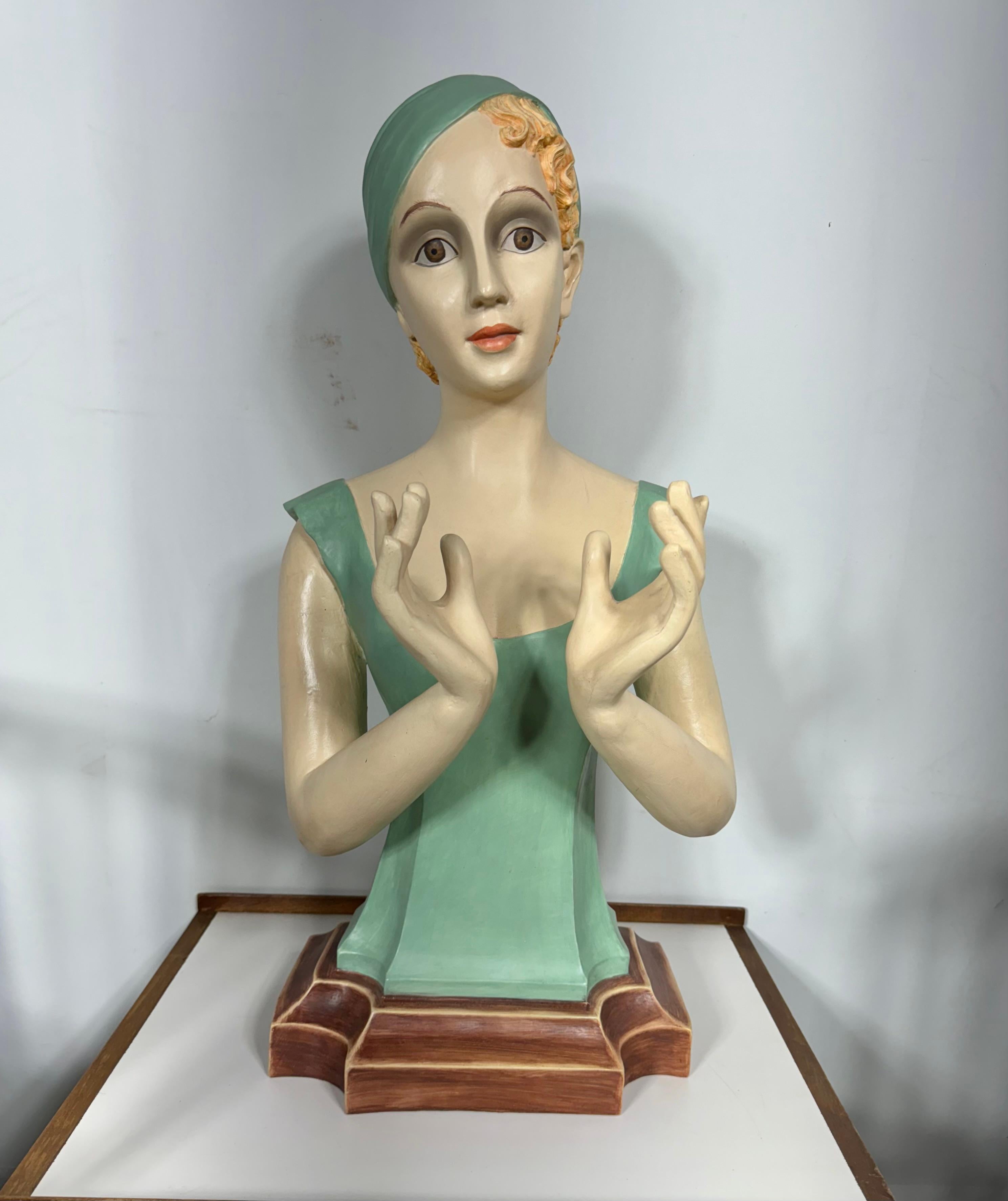 Fantástico maniquí vintage de medio torso de grandes almacenes. Creado para los famosos grandes almacenes Pellitier's de Topeka, Kansas. Un hermoso yeso estilizado  busto . Maravillosas condiciones originales. 