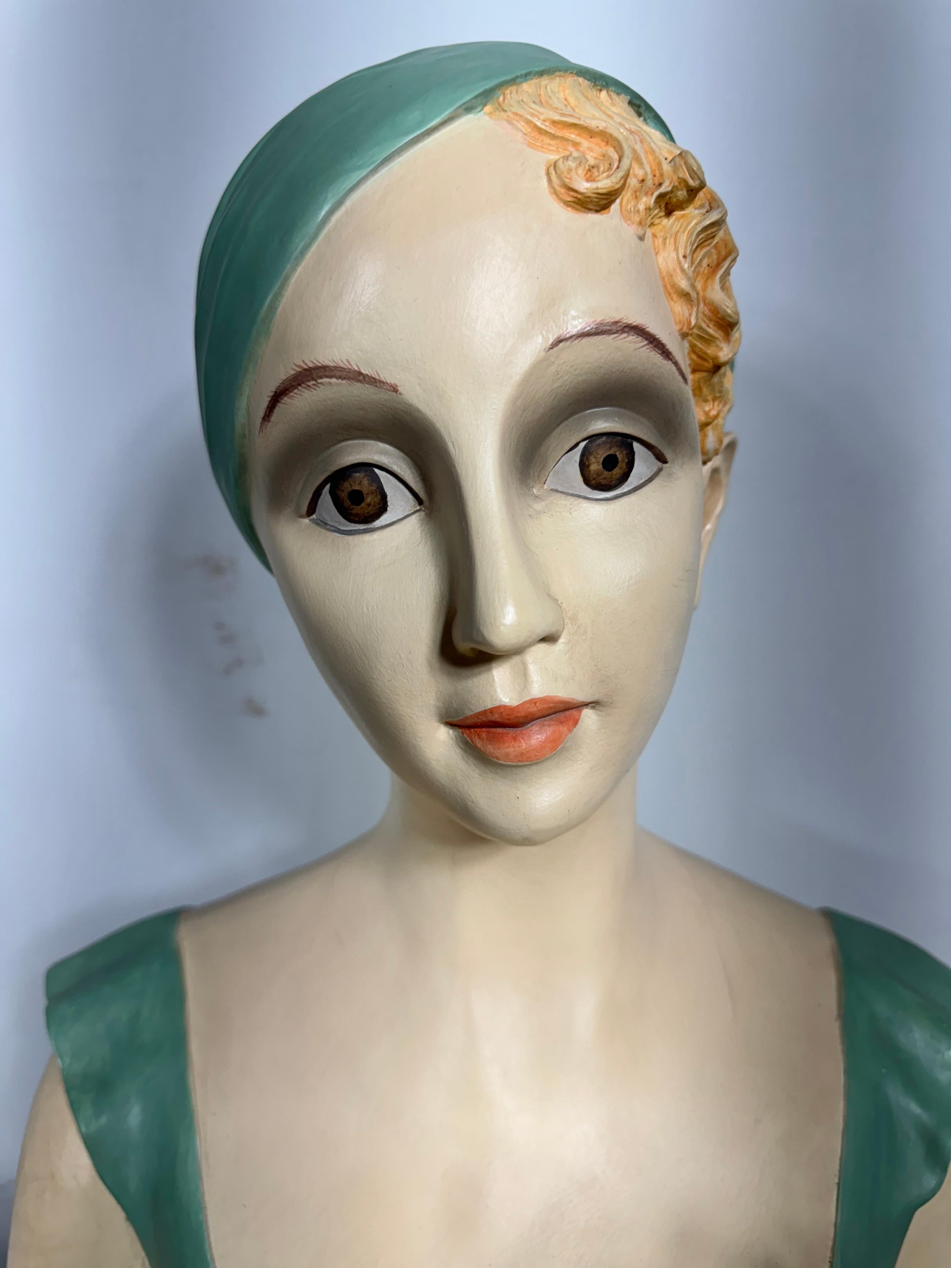 Maniquí de medio torso femenino de escayola Art Decó Vintage. Almacén Pellitier Pintado en venta