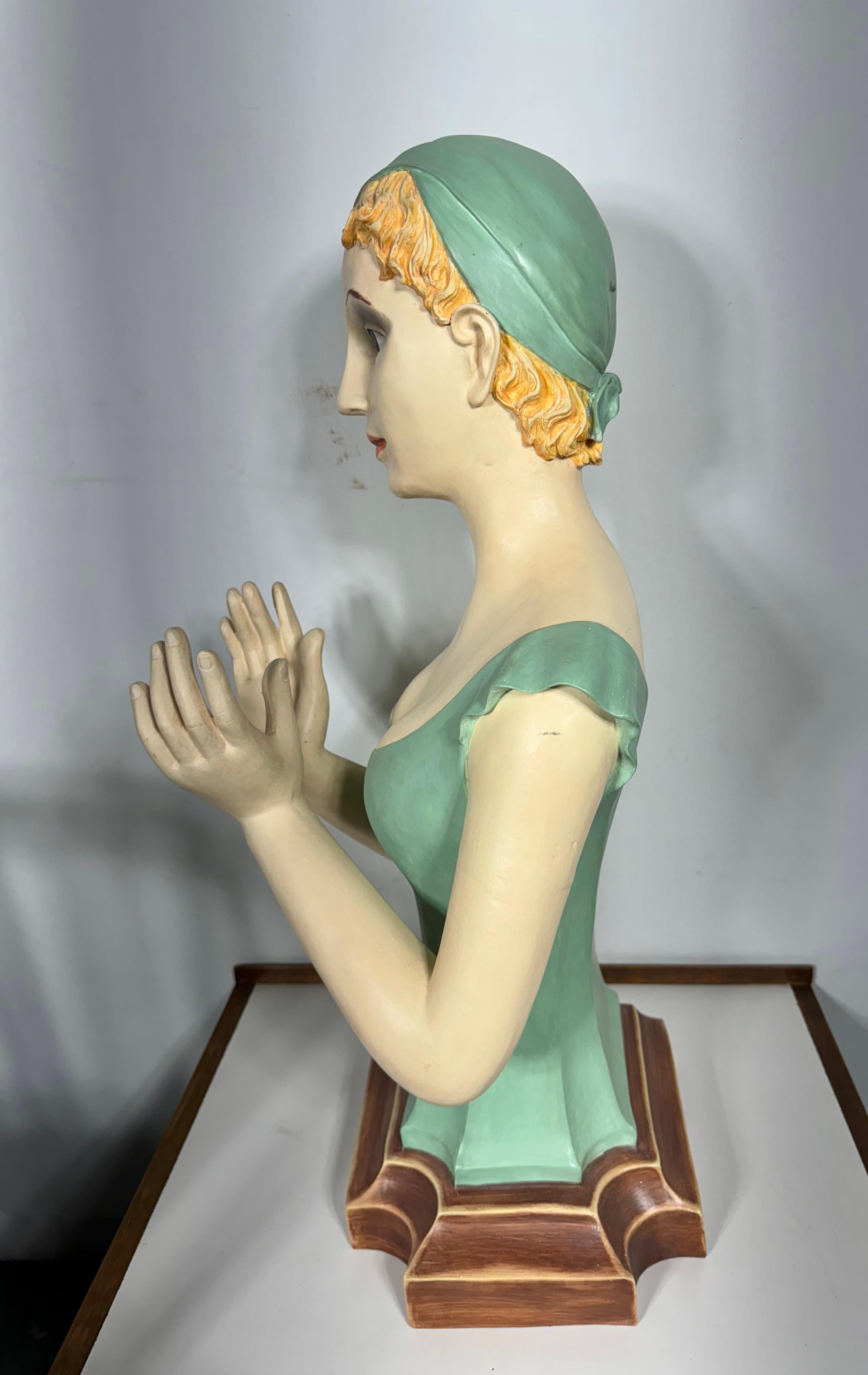 Maniquí de medio torso femenino de escayola Art Decó Vintage. Almacén Pellitier en Bueno estado para la venta en Buffalo, NY