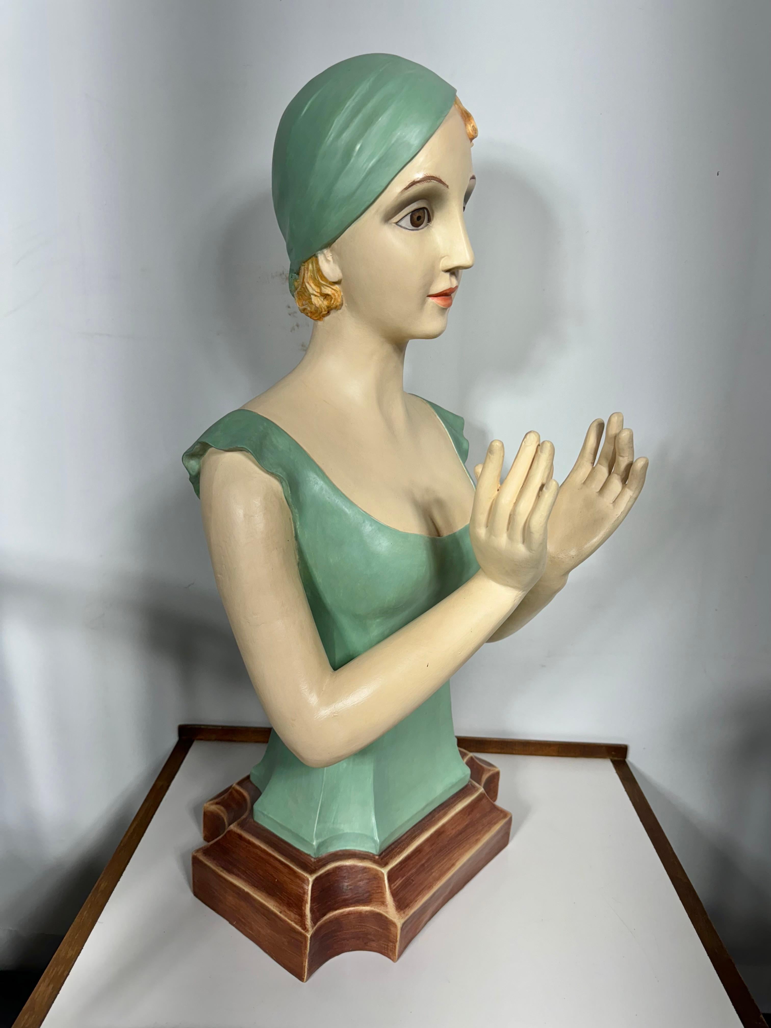 Maniquí de medio torso femenino de escayola Art Decó Vintage. Almacén Pellitier siglo XX en venta