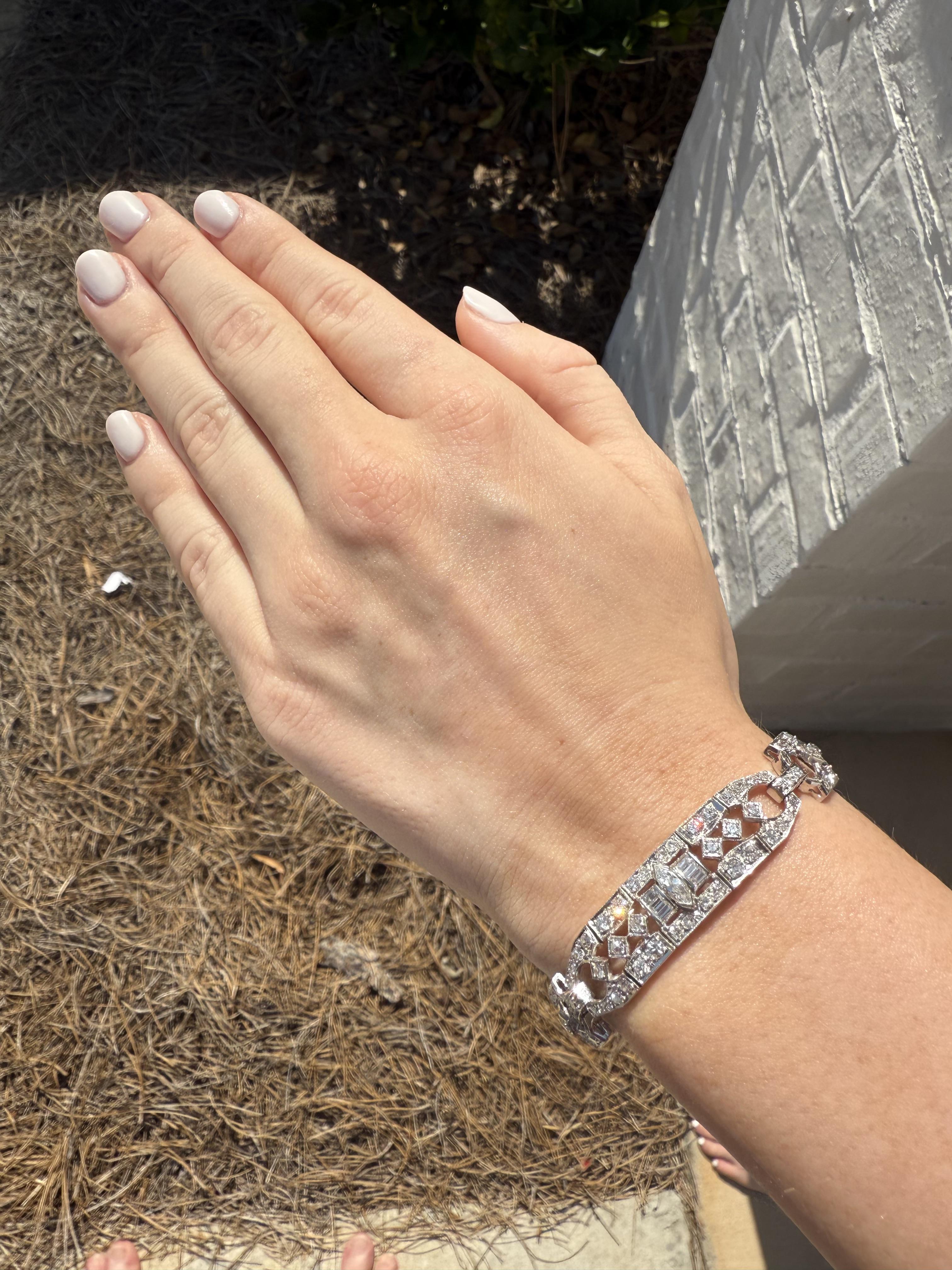 Ci piacciono sempre i braccialetti intricati come questo!!!

Dettagli del bracciale
Materiale: Platino
Epoca: Art Deco 1920 - 1940
Larghezza: 10,8 mm
Peso: 27.7 grammi
Lunghezza: 7 1/4 di pollice

Accentuato dalle seguenti pietre preziose
3 -