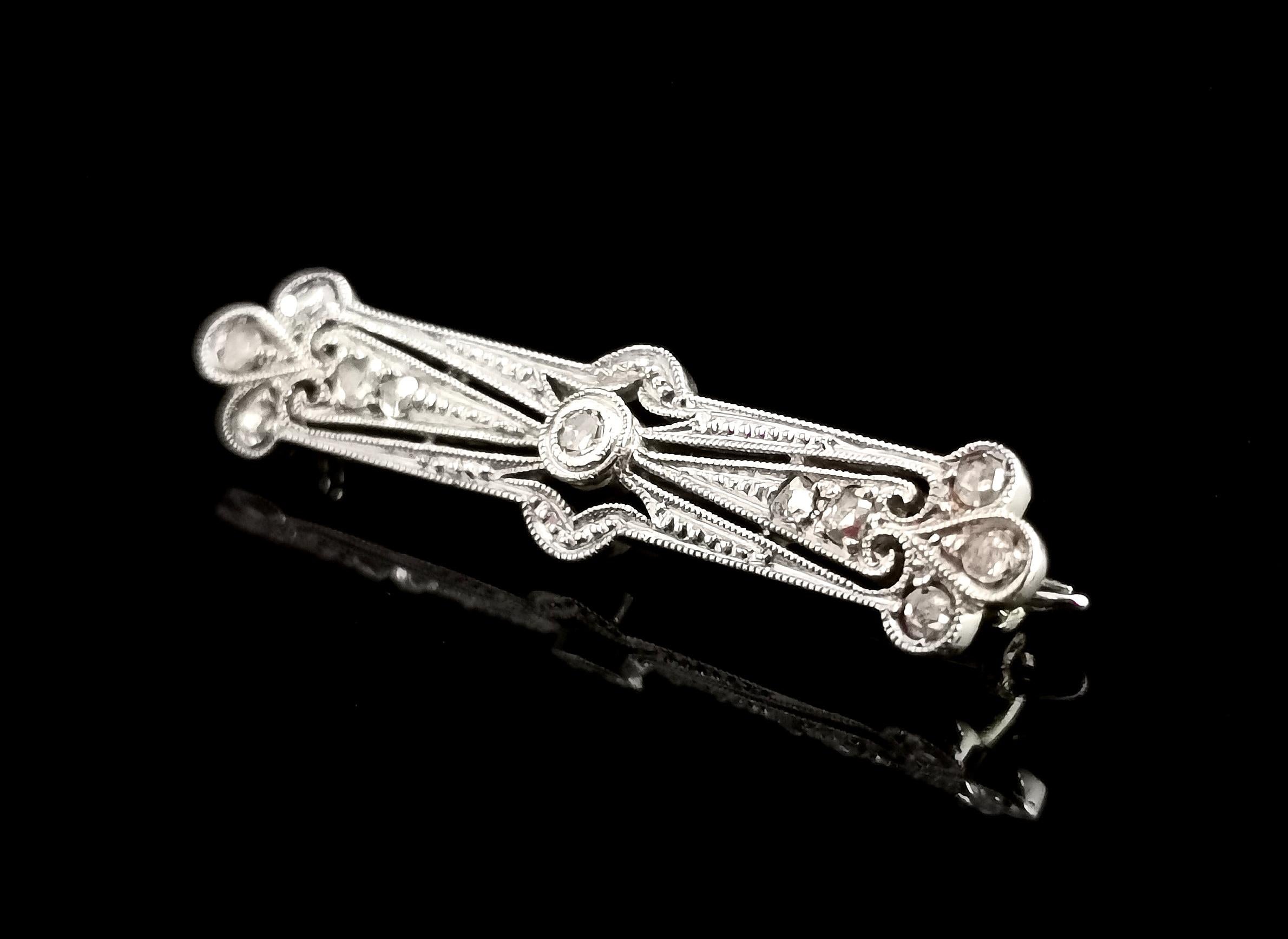 Vintage Art Deco Platinum and Diamond Bar Brooch, c1930s In Good Condition For Sale In NEWARK, GB