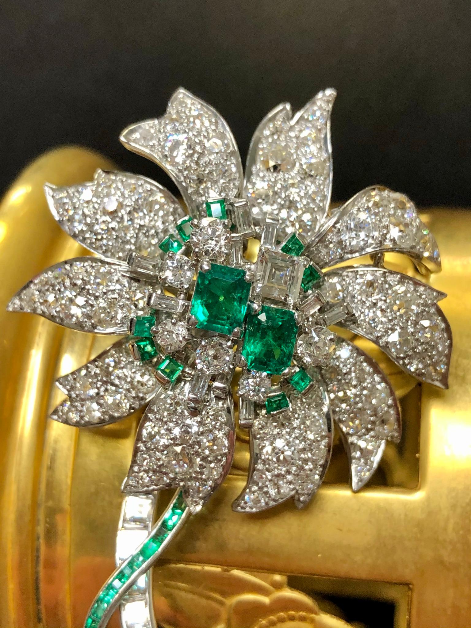 Alfiler vintage Art Decó Platino Diamante Asscher Esmeralda Flor Alfiler 11,16cttw Corte esmeralda