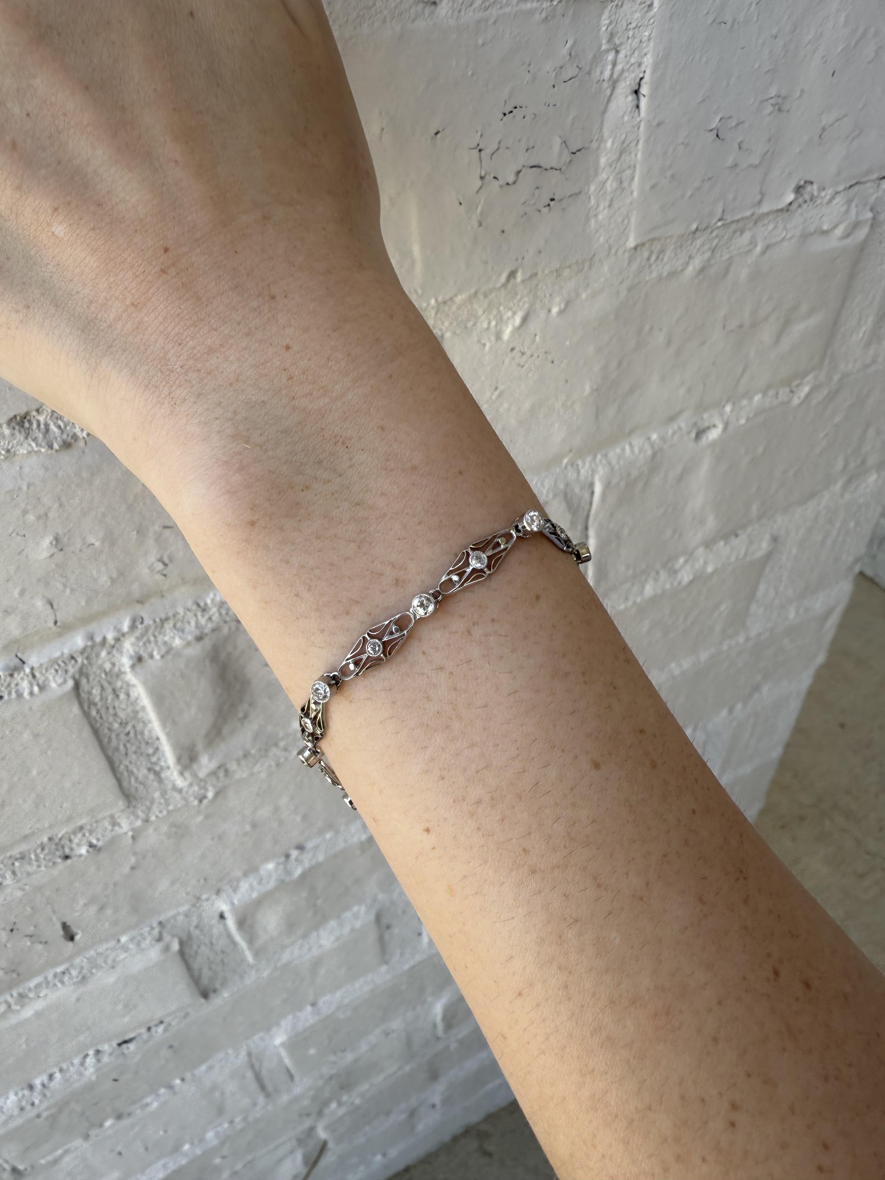 Wir sind verliebt in dieses Vintage-Armband!!

Armbänder Details
MATERIAL: Platin
Breite: 5mm
Länge: 7 Zoll
Gewicht: 7,2 Gramm

Akzentuiert durch die folgenden Edelsteine
10 - 3 mm Diamanten im alten europäischen Schliff; Farbe HI; Reinheit SI
10 -
