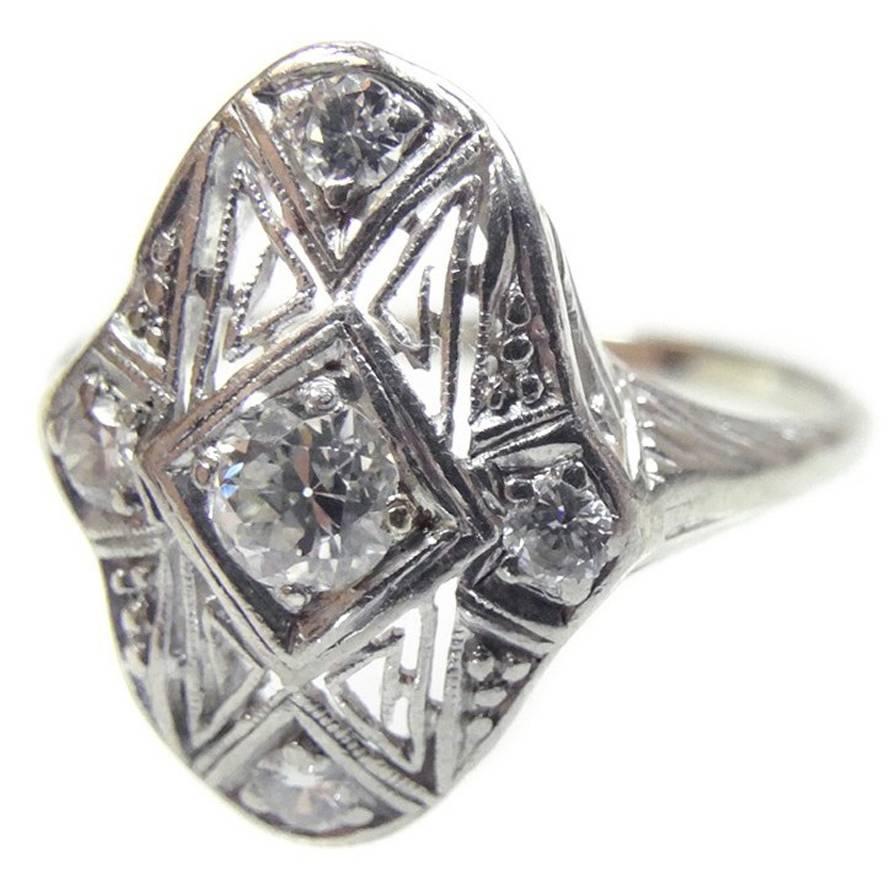 Filigraner Art-Déco-Ring aus Platin mit Diamanten (Art déco) im Angebot
