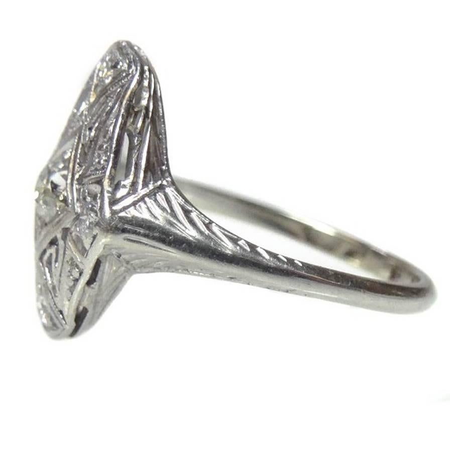 Filigraner Art-Déco-Ring aus Platin mit Diamanten im Zustand „Gut“ im Angebot in New York, NY