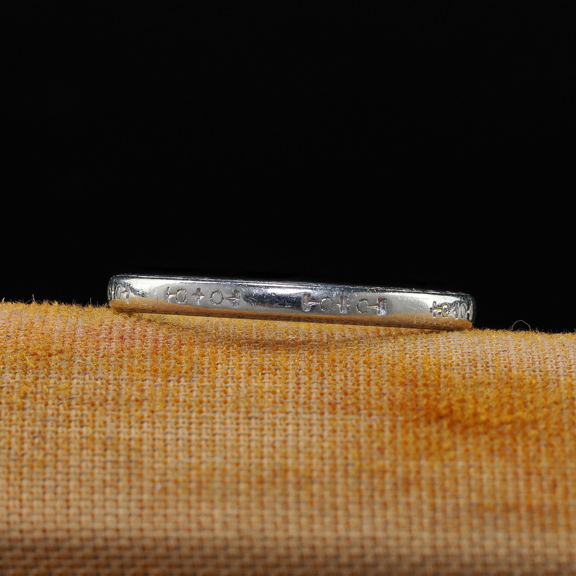 Schöner Vintage Art Deco Platin Ehering mit Gravur - Größe 5. Dieser klassische Ehering ist aus Platin gefertigt. Der Ring weist ein verblasstes graviertes Design um den gesamten Ring auf und ist mit der Gravur 