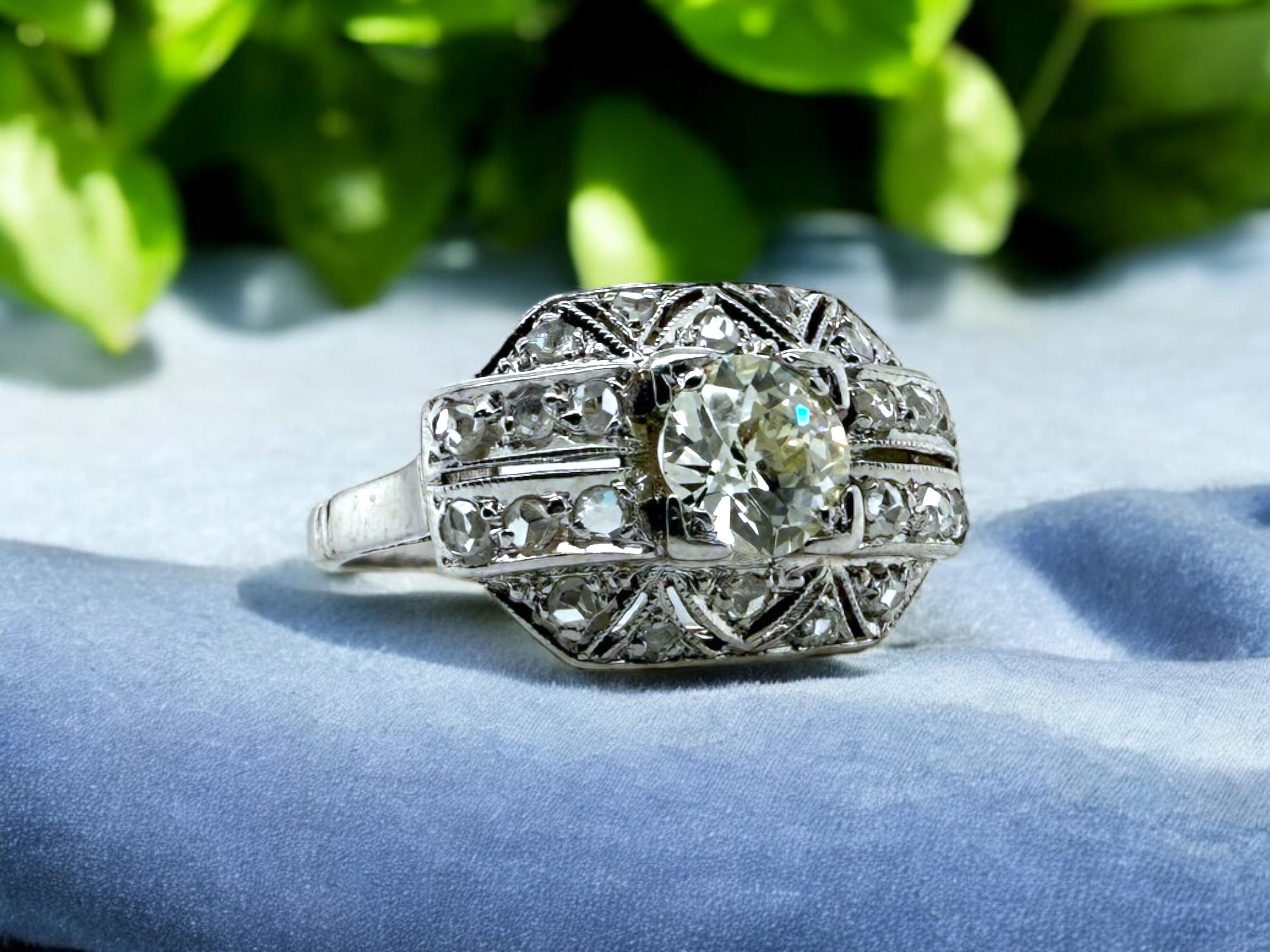 Adoriamo questa bellezza vintage unica!!!
È davvero unica con gli accenti di diamanti taglio rosa.

Dettagli dell'anello
Materiale: Platino
Epoca: Art Deco 1920 - 1940
Larghezza della testa: 11,7 mm
Altezza della testa: 4,5 mm
Larghezza del gambo: