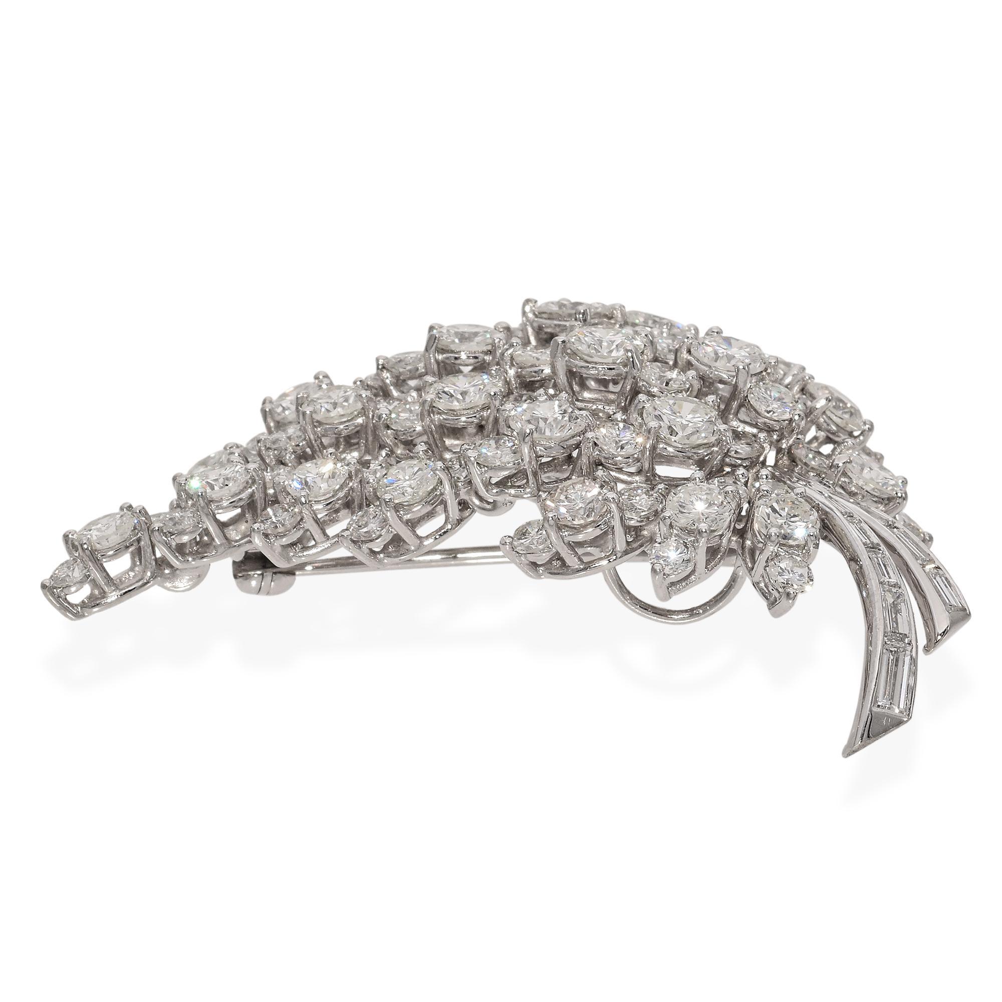 Colgante Broche Vintage Art Decó Platino y Paladio 4,30 TCW Diamante Motivo Hoja en Bueno Estado en New York, NY