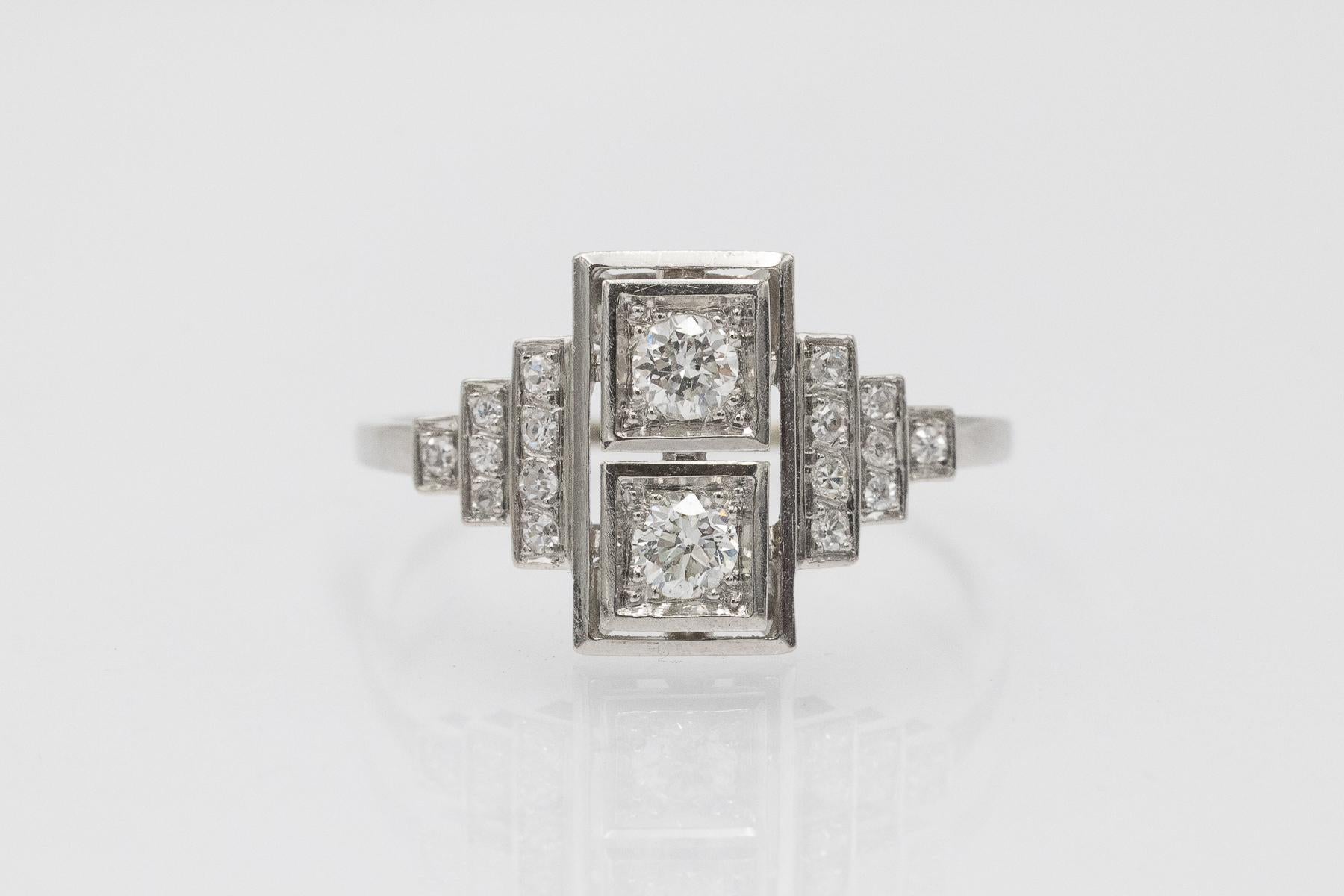 Anello Vintage Art Deco in platino con diamanti antichi di taglio Brilliante

Anello geometrico vintage in platino di elevata purezza (0,900-0,950 di finezza) in un bellissimo stile High Style Deco.

Origine: Europa occidentale, circa