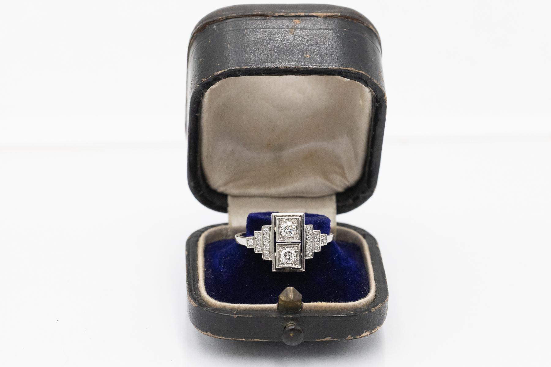 Anello vintage Art Deco in platino con diamanti antichi di taglio Brilliante anni '40 in vendita 1