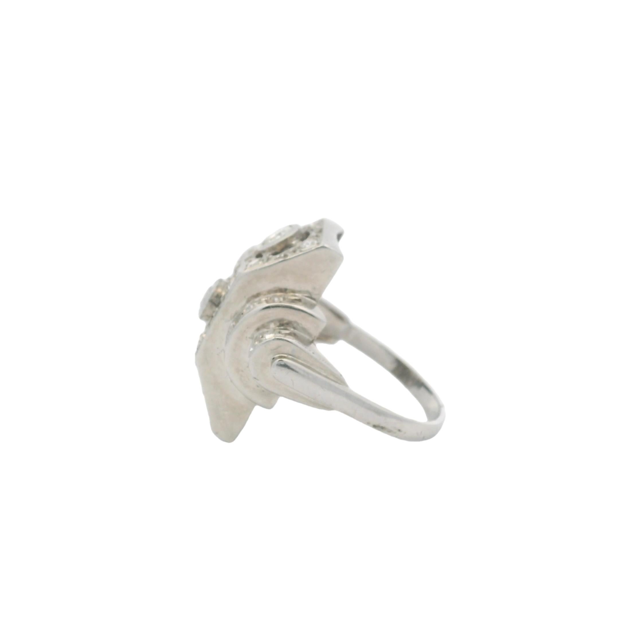 Ein kühner und architektonischer Vintage-Diamant-Cocktailring aus luxuriösem Platin mit einem geometrischen, mehrstufigen Design, das an Einflüsse des Art déco und des Brutalismus erinnert. Der Ring hat eine strukturierte Platinfassung, die mit