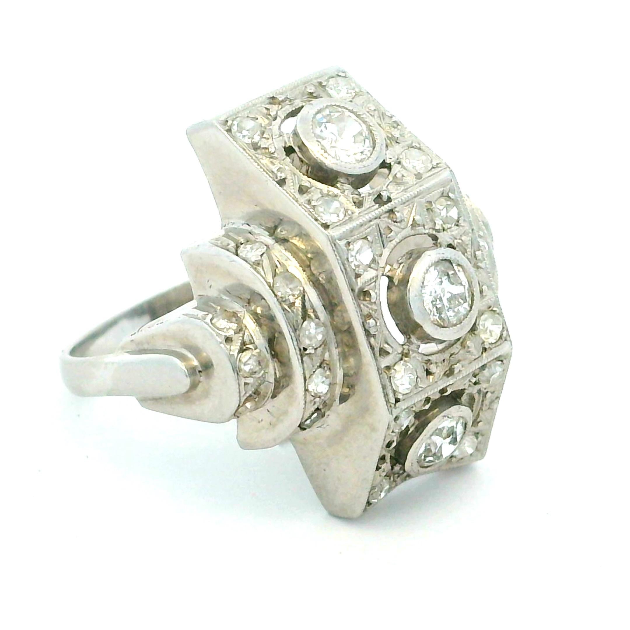 Vintage Art Deco Platin Diamantring mit Stufenschliff, Mitte des Jahrhunderts Modern im Zustand „Hervorragend“ im Angebot in Miami, FL