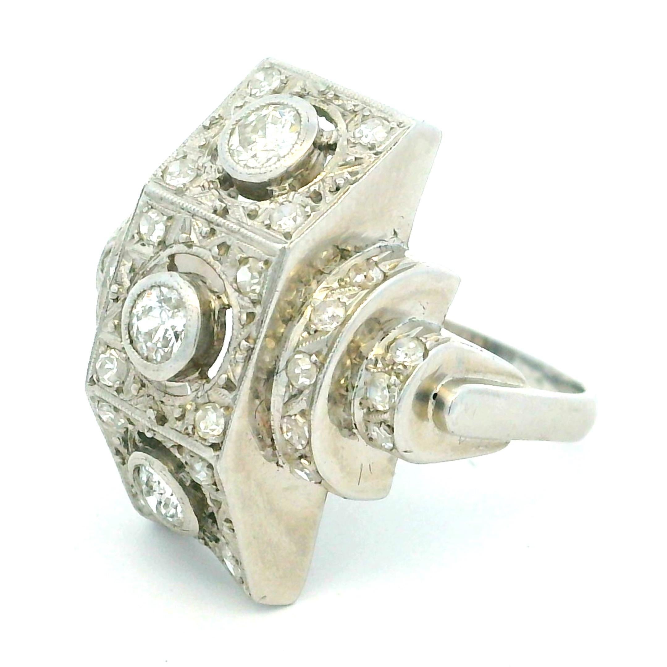 Vintage Art Deco Platin Diamantring mit Stufenschliff, Mitte des Jahrhunderts Modern im Angebot 3
