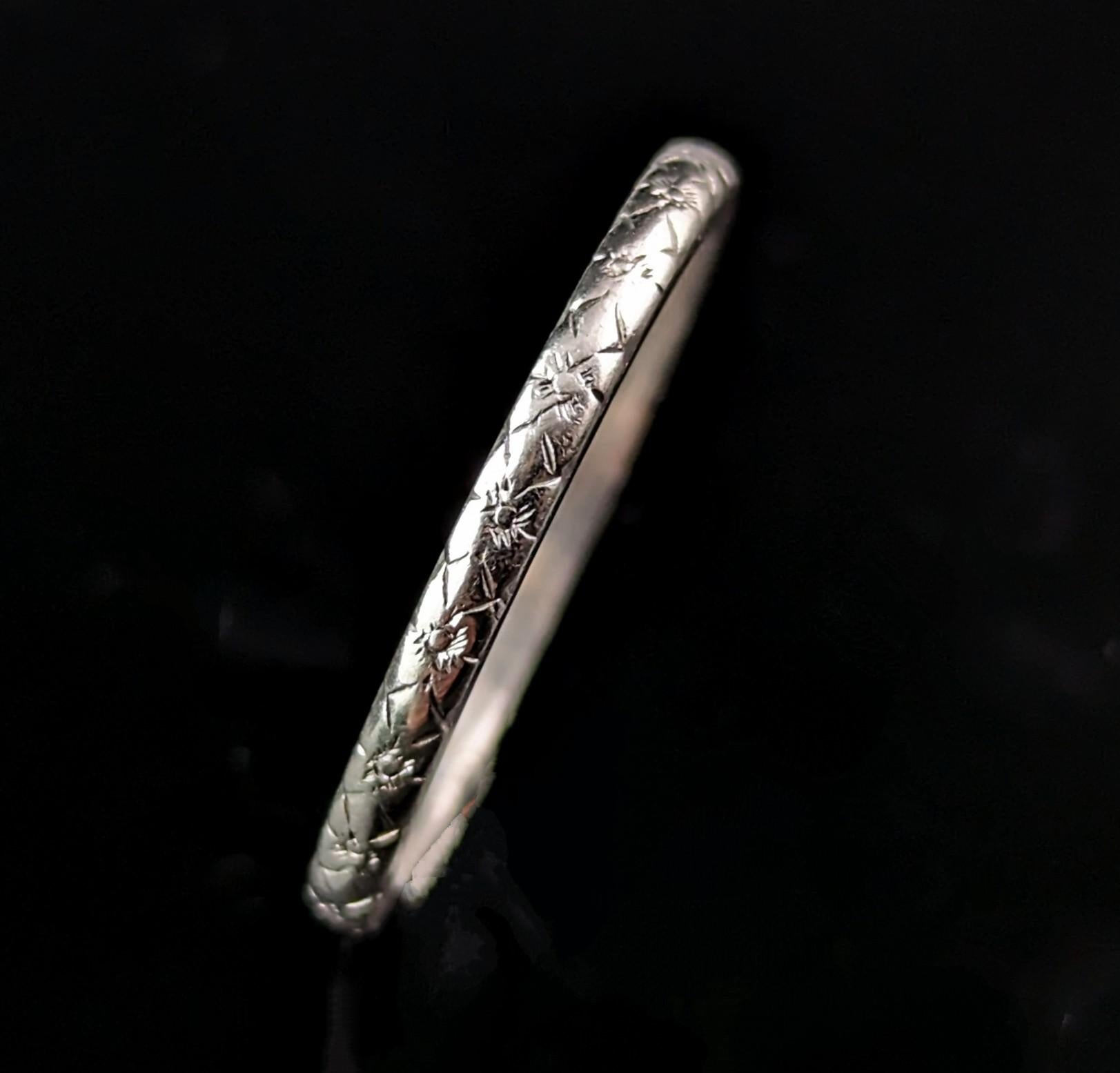Vintage Art Deco platinum wedding band ring, Blossom engraved  In Good Condition For Sale In NEWARK, GB
